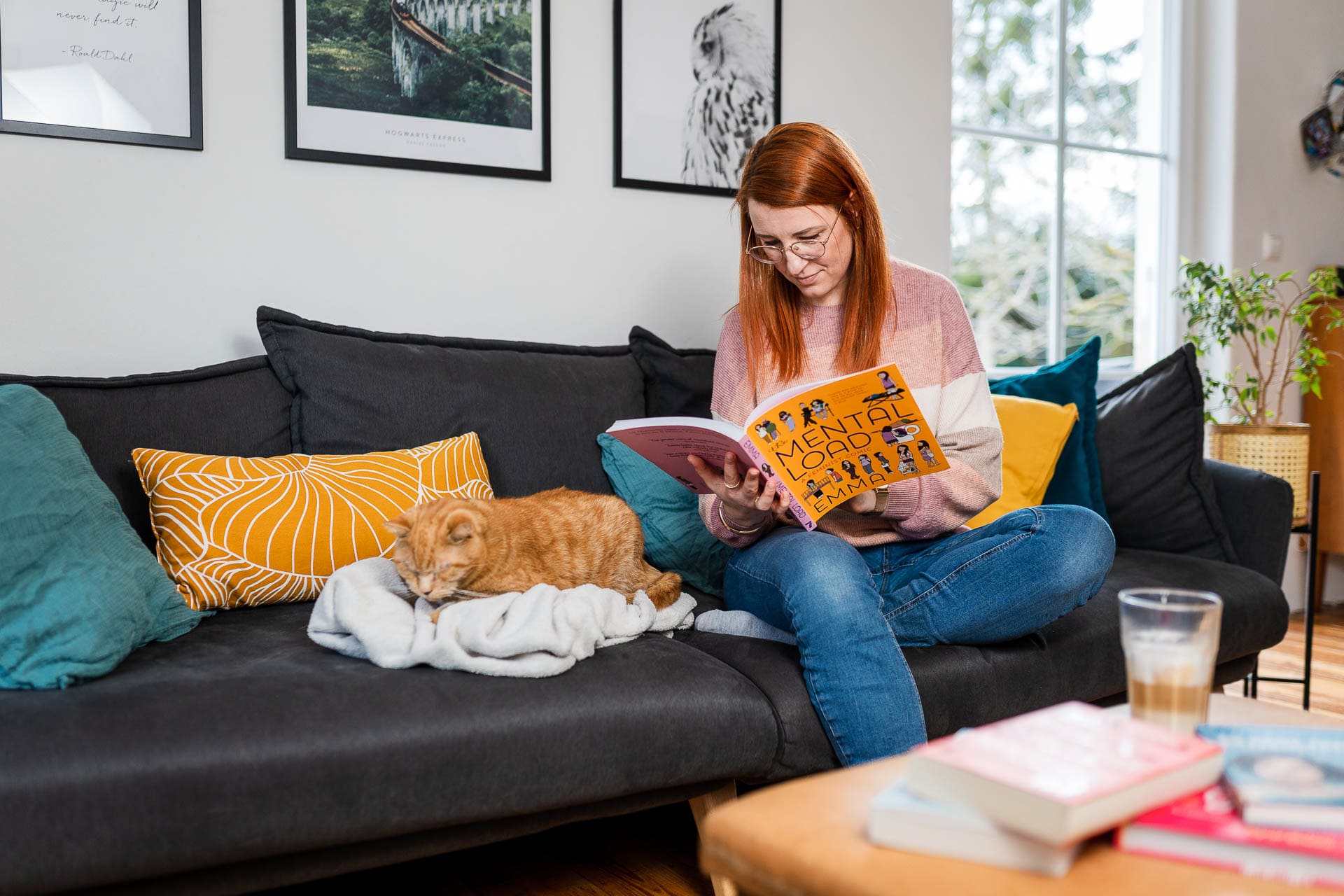 Resilienzcoaching Carina Weferling Mental Load Coaching Stresstraining, Frau auf Sofa