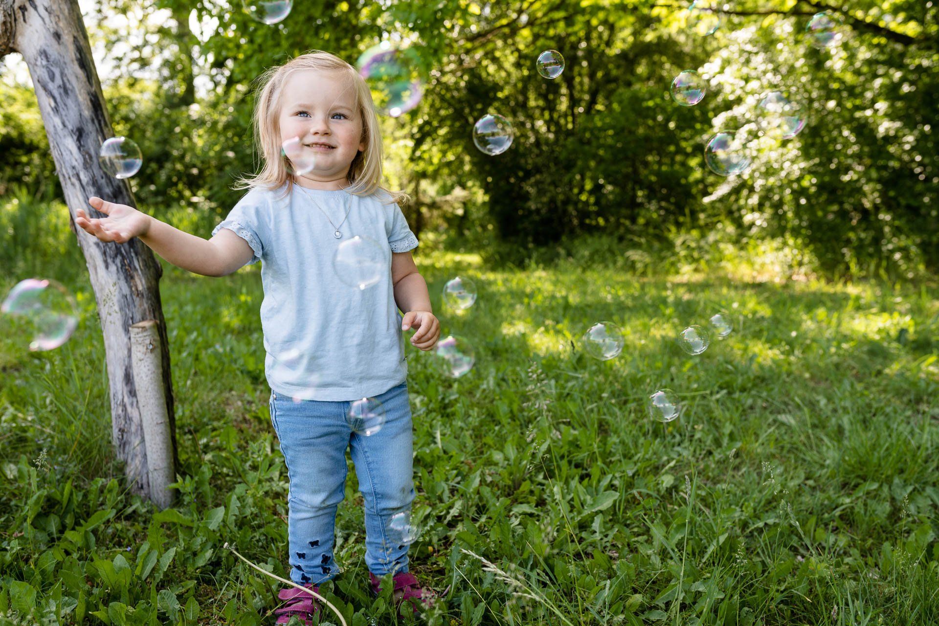 Kinder spielen Seifenblasen
