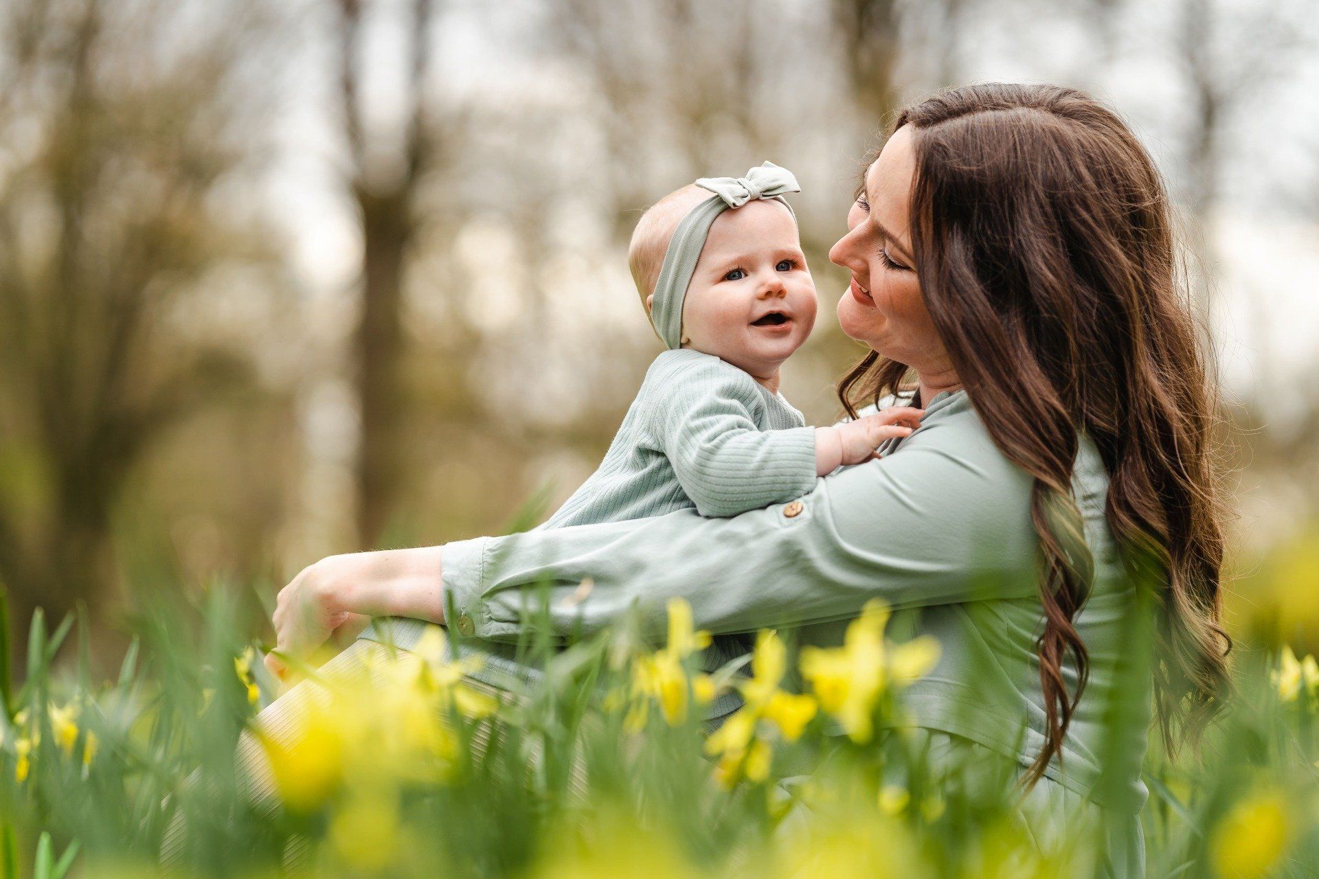 Mutter mit Tochter in Osterglocken