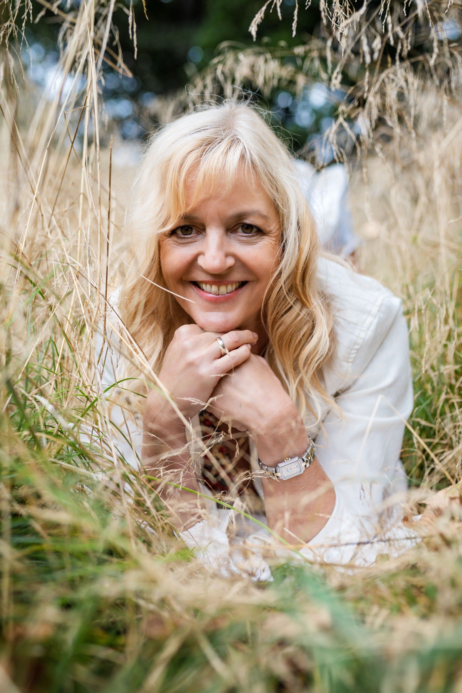 Portrait im Gras Fotoshooting Salzgitter