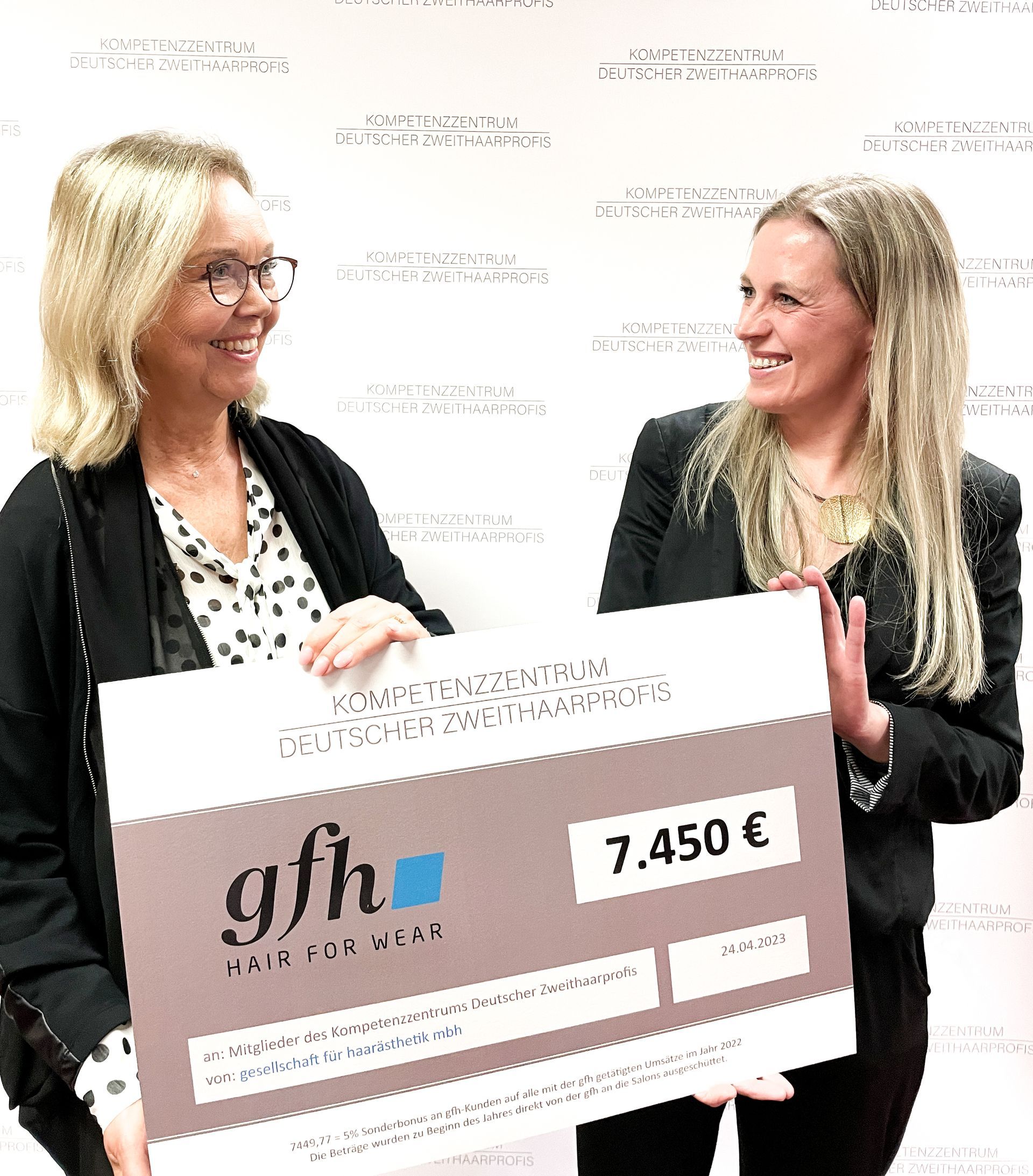 Cornelia Hoffmeister Gizzi (Geschäftsführerin gfh - Gesellschaft für Haarästhetik und Nadine Dammann-Esch - Geschäftsführerin Kompetenzzentrum Deutscher Zweithaarprofis)