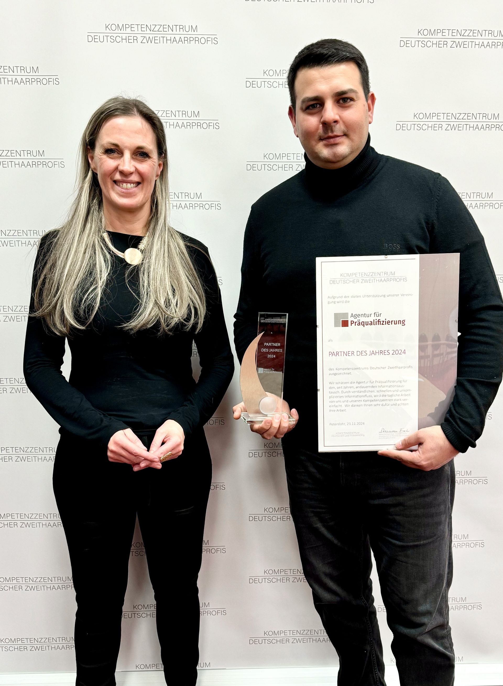 Nadine Dammann-Esch (Geschäftsführerin Kompetenzzentrum Deutscher Zweithaarprofis) und Niko Zivkovic (Agentur für Präqualifizierung)