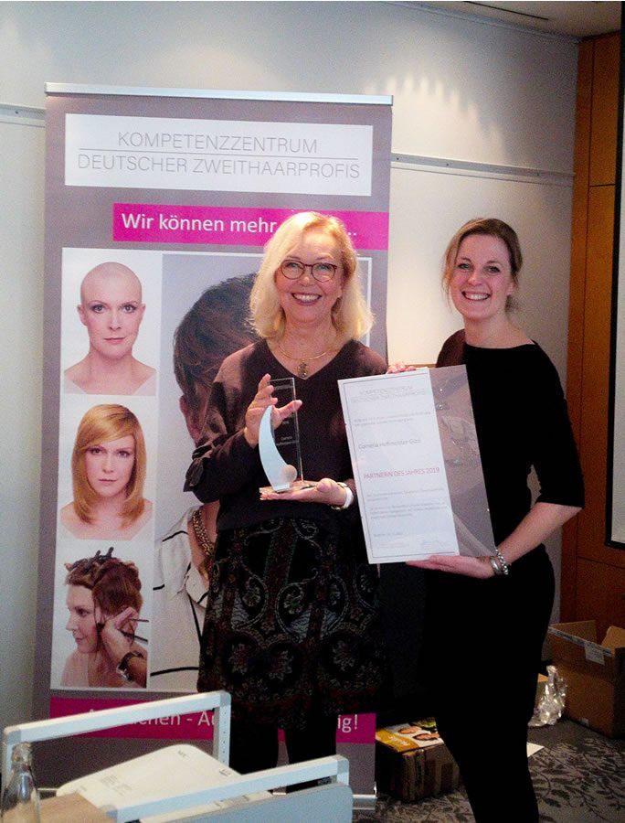 Geschäftsführerin Nadine Dammann-Esch zeichnet Cornelia Hoffmeister-Gizzi zur Partnerin des Jahres 2019 aus