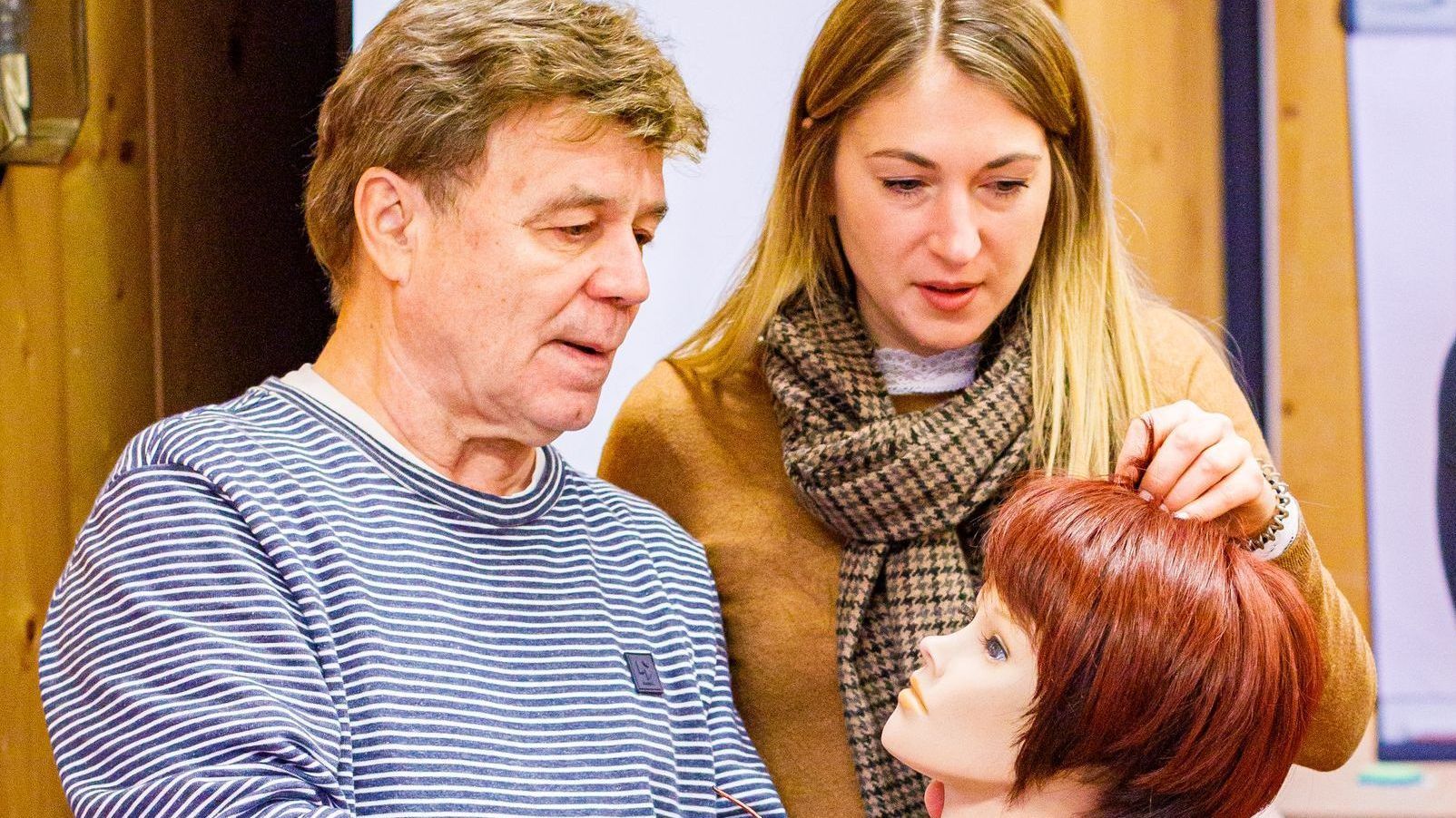 Weltmeister Siggi Ebenhoch lehrt im Kompetenzzentrum Deutscher Zweithaarprofiis