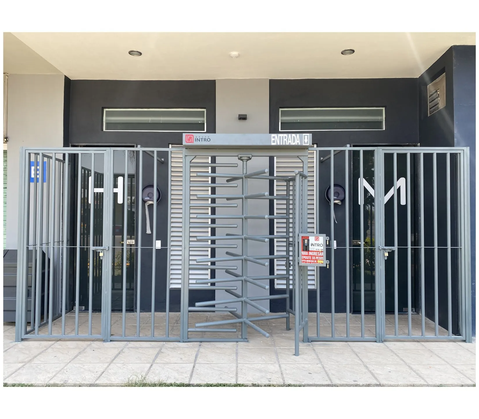 puerta giratoria para baños