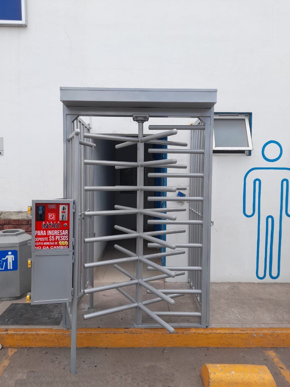 Puerta giratoria para baños