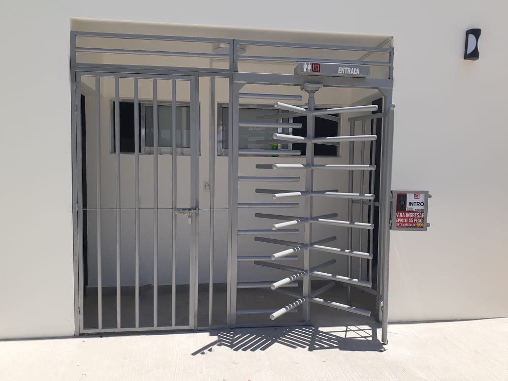 Puertas giratorias para baños publicos