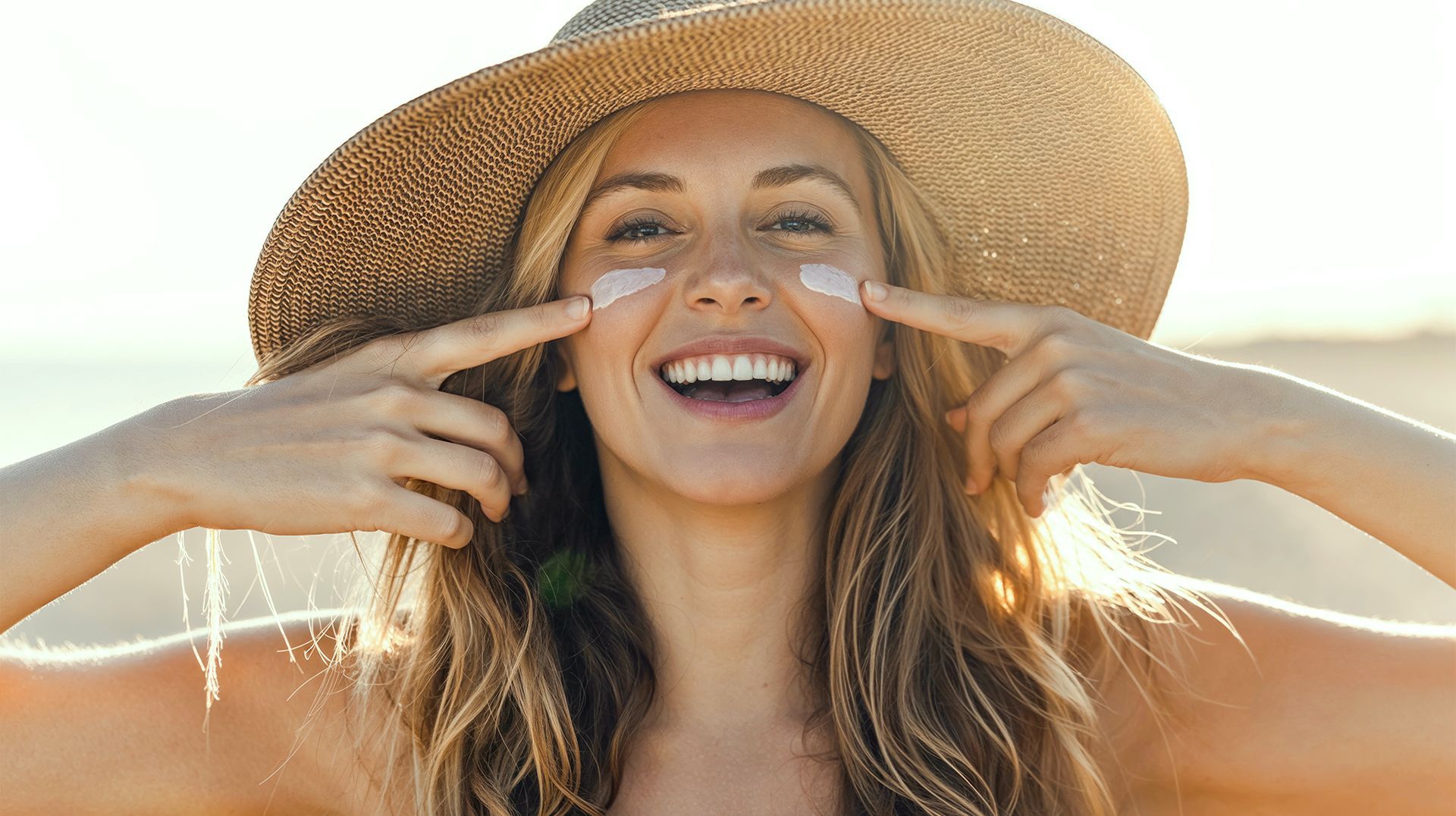 Glow Skin Anti-Pollution LSF 30 – UV-Schutz & Anti-Aging für empfindliche Haut Frau mit Sonnenhut cremt Gesicht mit Glow Skin Sonnencreme ein – UV-Schutz bei Problemhaut in München