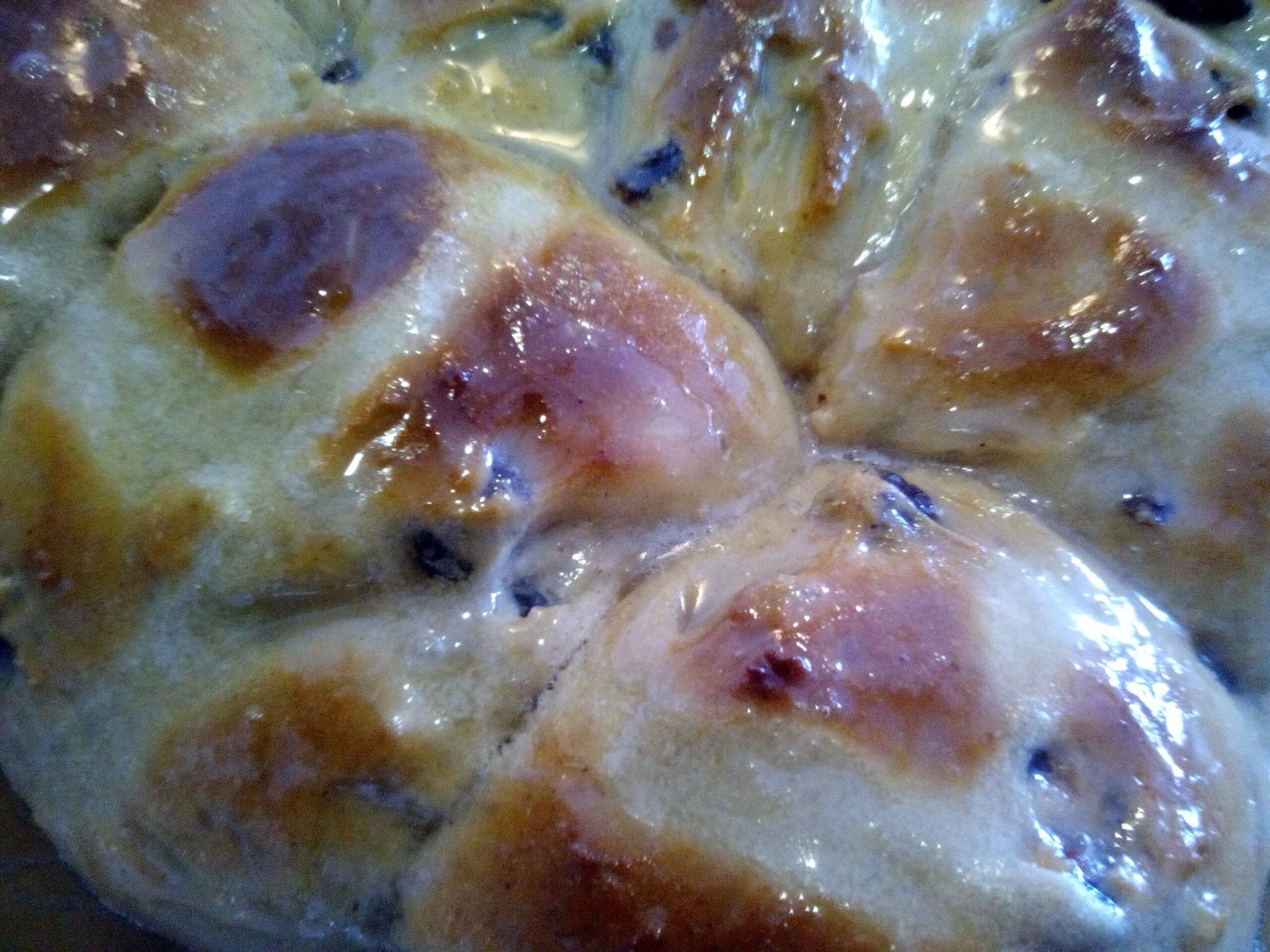 Zum Anbeißen Hot Cross Bun mit Ahornglasur