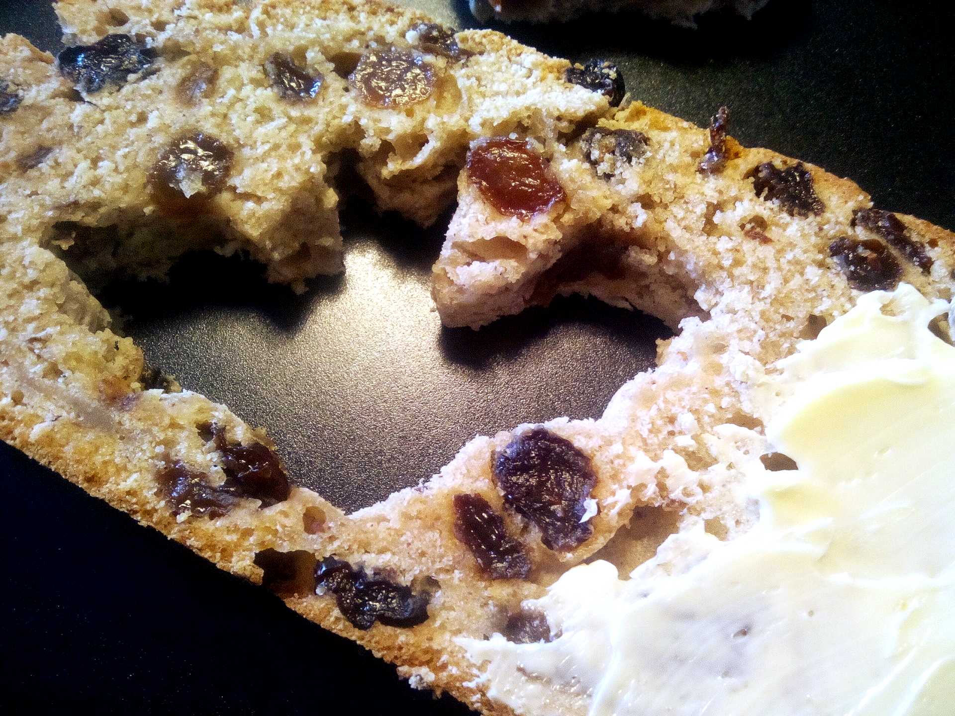 Eigentlich soll man irische Butter nehmen, aber deutsche geht auch... Barmbrack-Brot