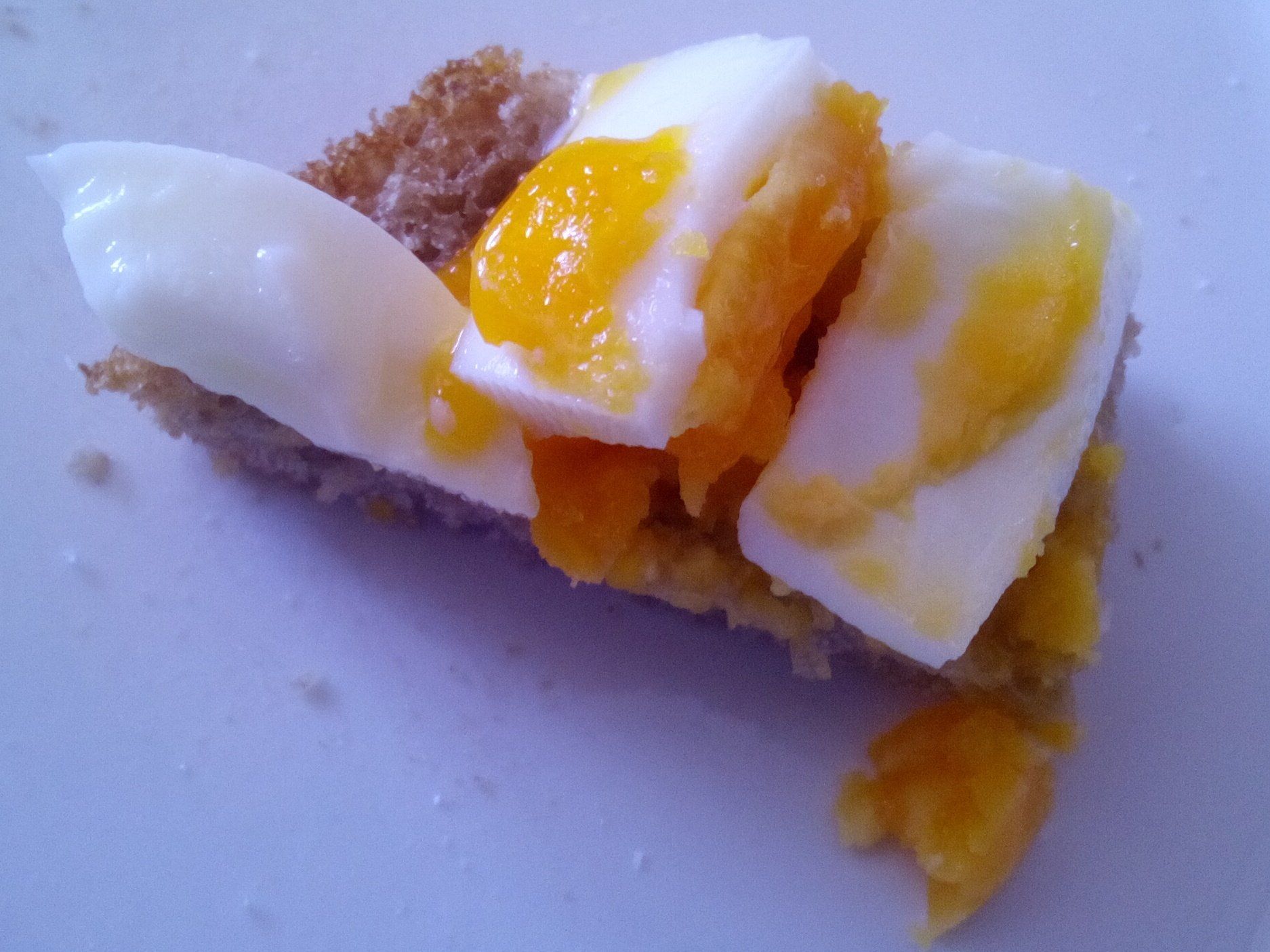 Zum Probieren Ei auf Brot