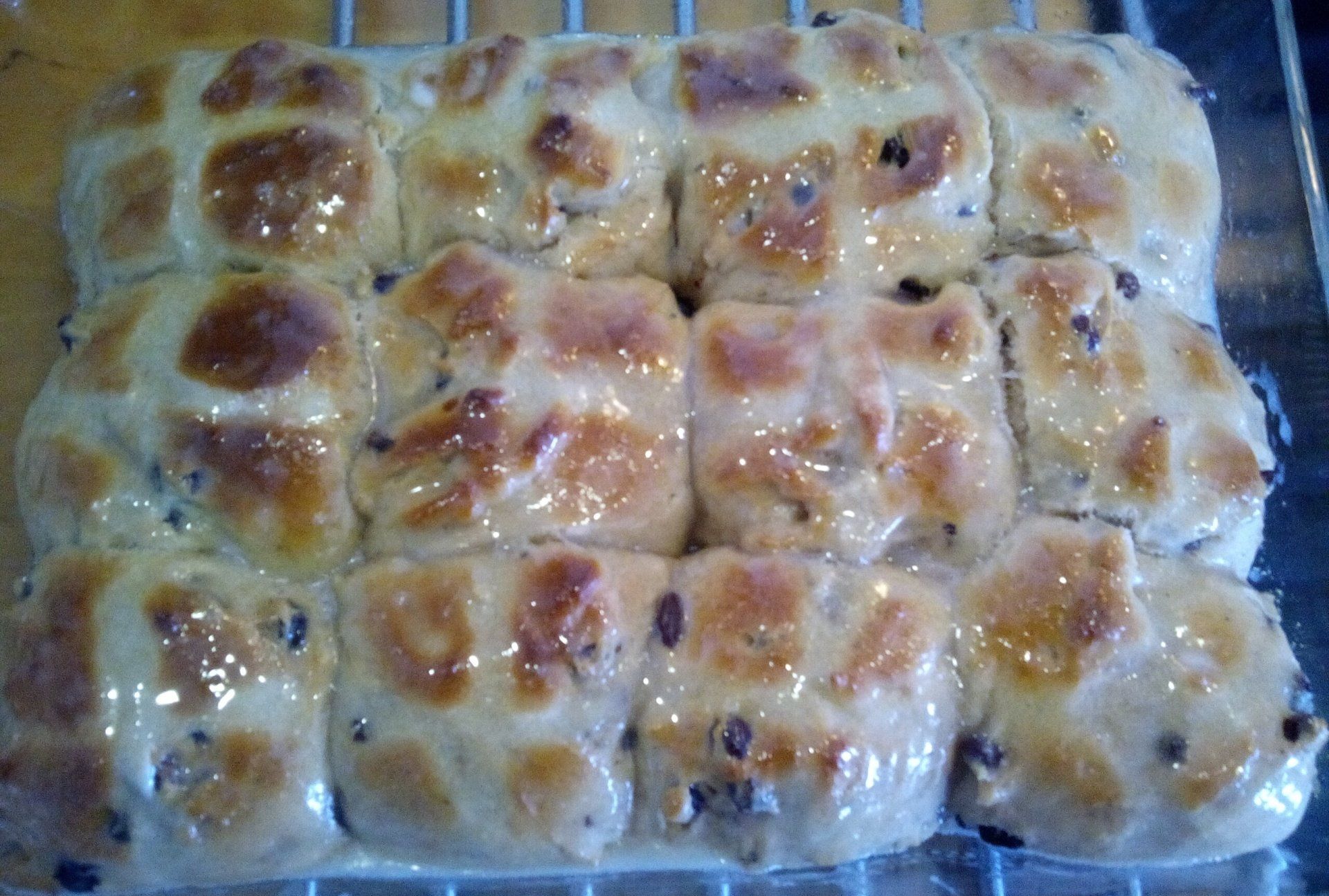 Hot Cross Bun mit Ahornglasur Hot Cross Bun mit Ahornglasur