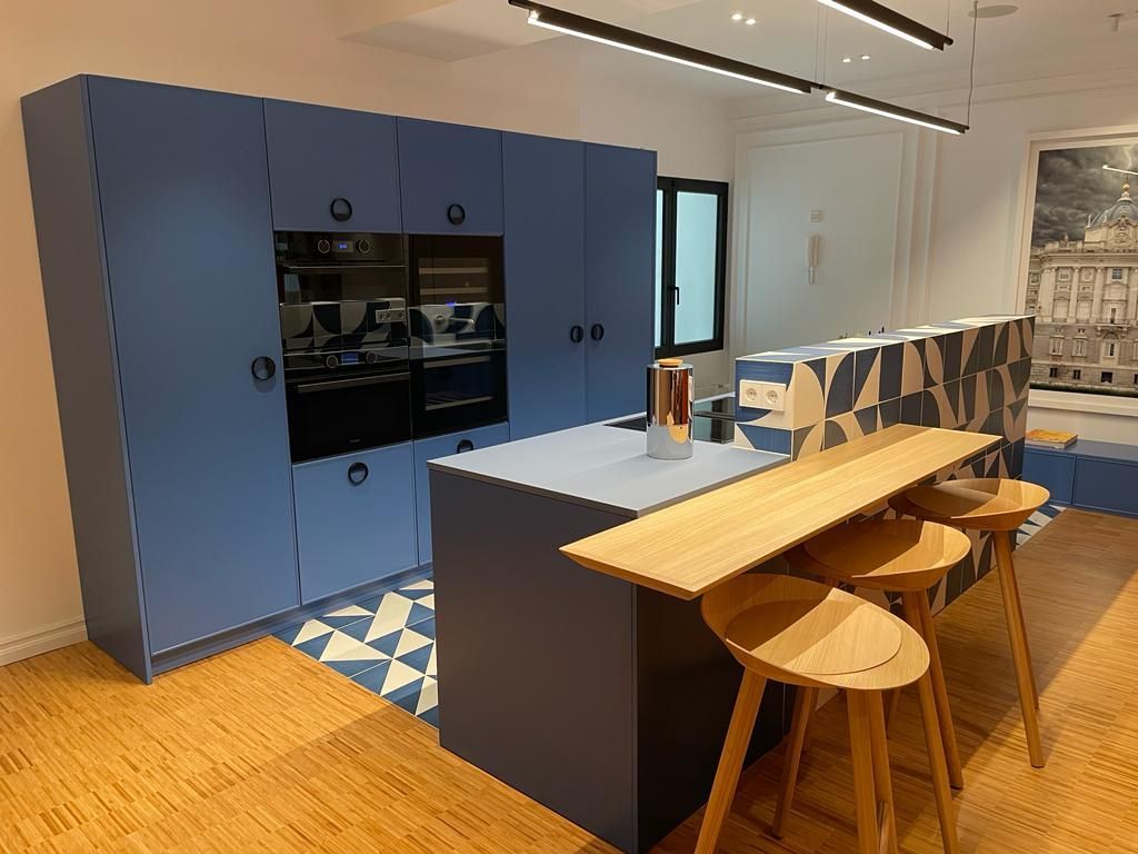 cocina azul y madera