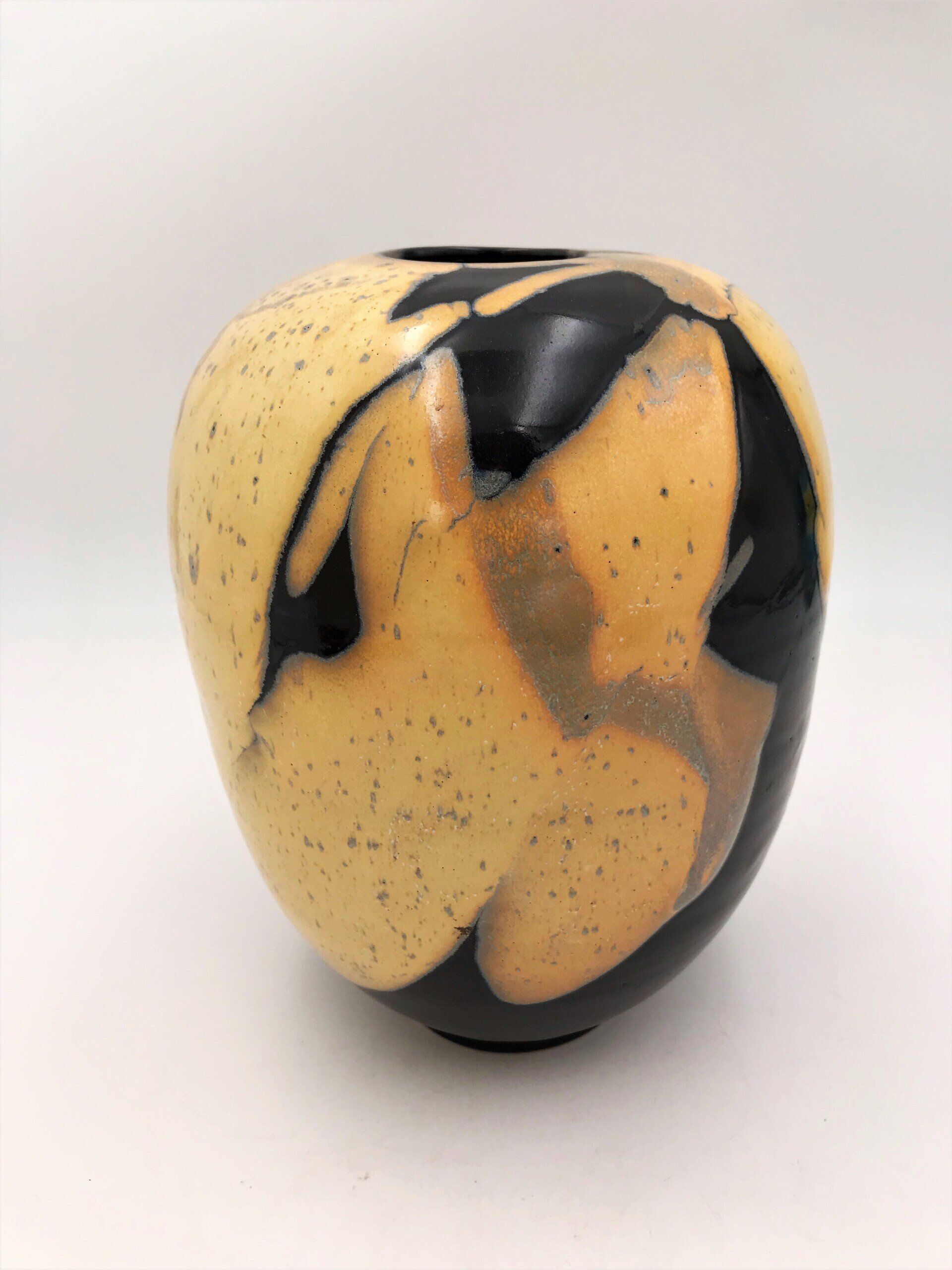 Vase jaune et noir Marie Claire Saint Jevin