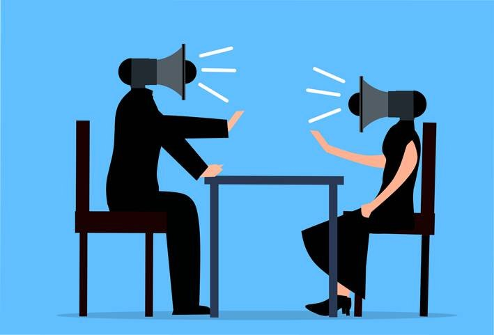 Paar mit Megaphon-Köpfen diskutiert am Tisch sitzend - ClipArt Mohamed Hassan Pixabay cc0aa
