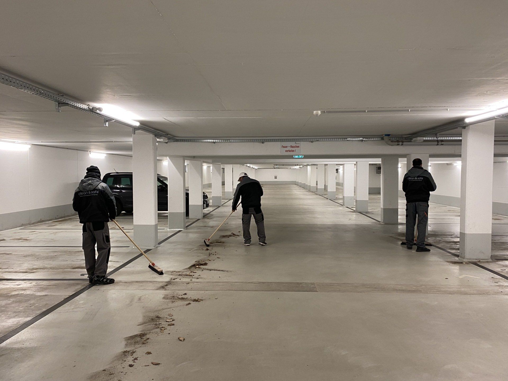 Clean & Safe Mitarbeiter bei der Reinigung einer Tiefgarage