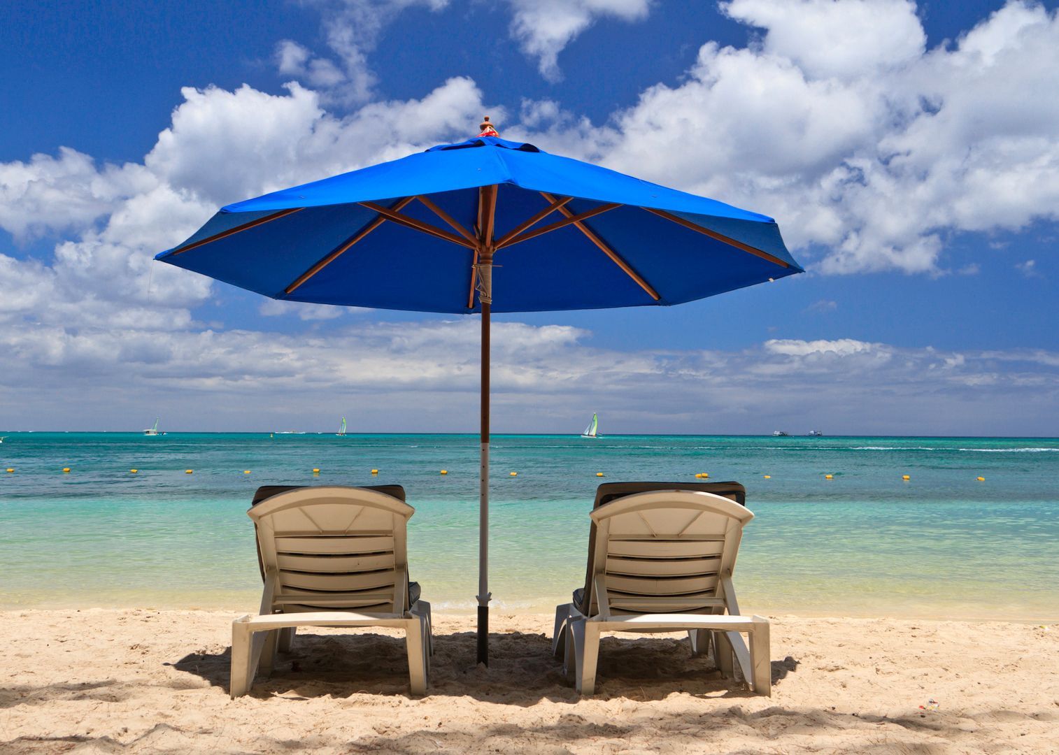 Liegen mit Schirm am Meer