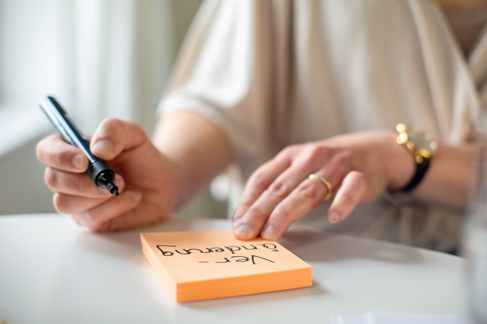 Veränderung geschieht, wenn wir die alten Pfade verlassen und uns mutig neuen Möglichkeiten zu denken, zu fühlen und zu handeln öffnen.
