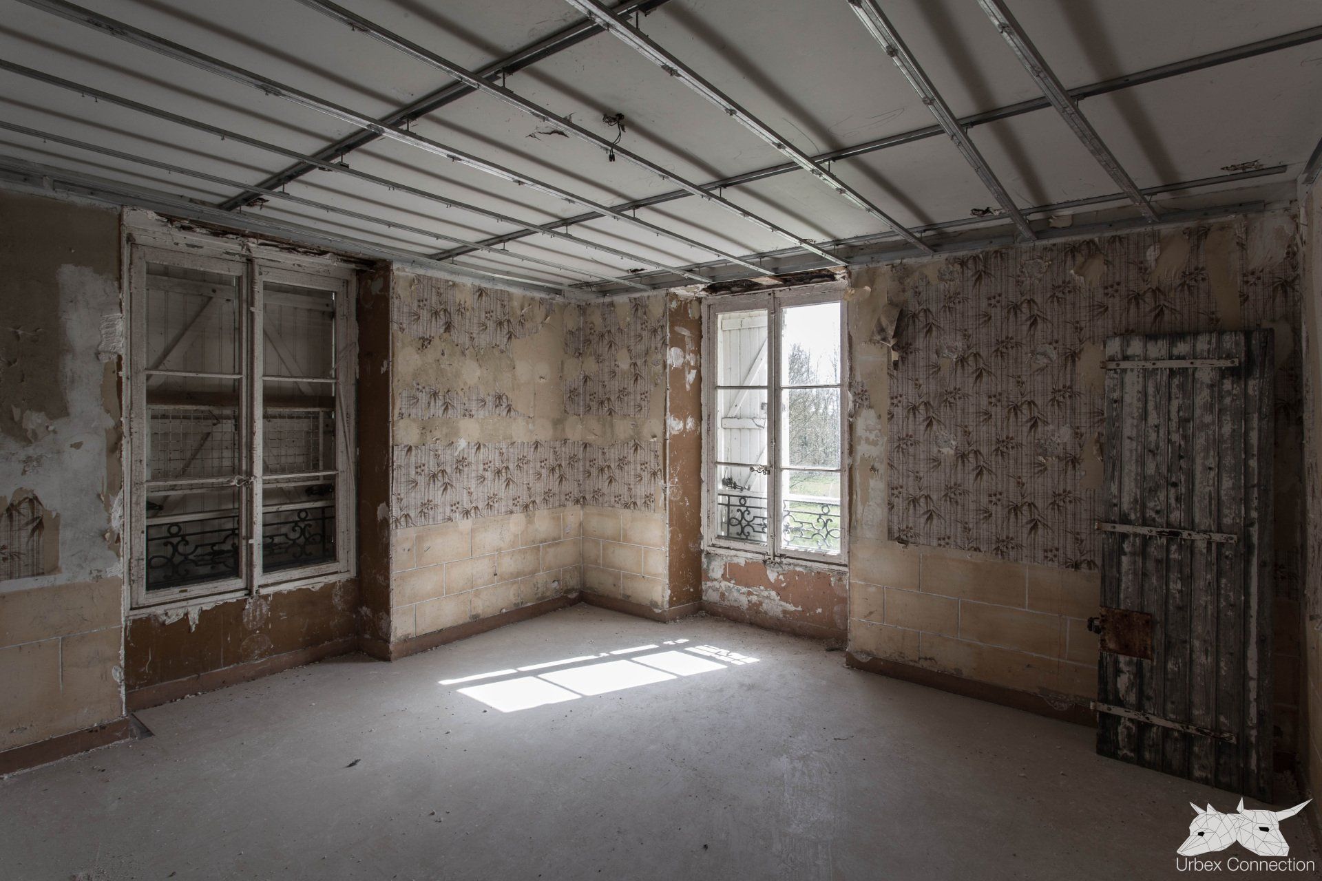 Intérieur du Château des Bocot, où les murs délabrés racontent l’histoire de ce lieu autrefois vivant.