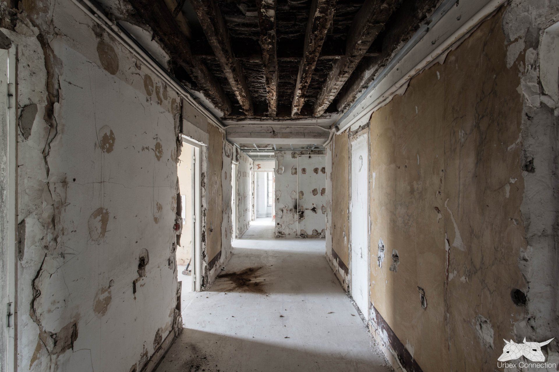 Couloir du Château des Bocot, un témoignage de l'abandon, où le temps semble suspendu.