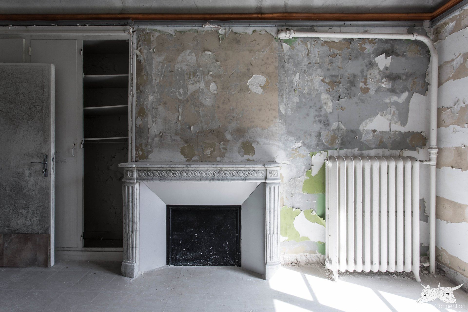 Intérieur du Château des Bocot, où les murs délabrés racontent l’histoire de ce lieu autrefois vivant.
