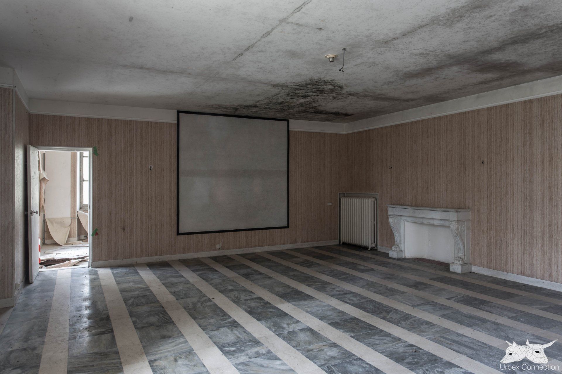 Intérieur du Château des Bocot, où les murs délabrés racontent l’histoire de ce lieu autrefois vivant.