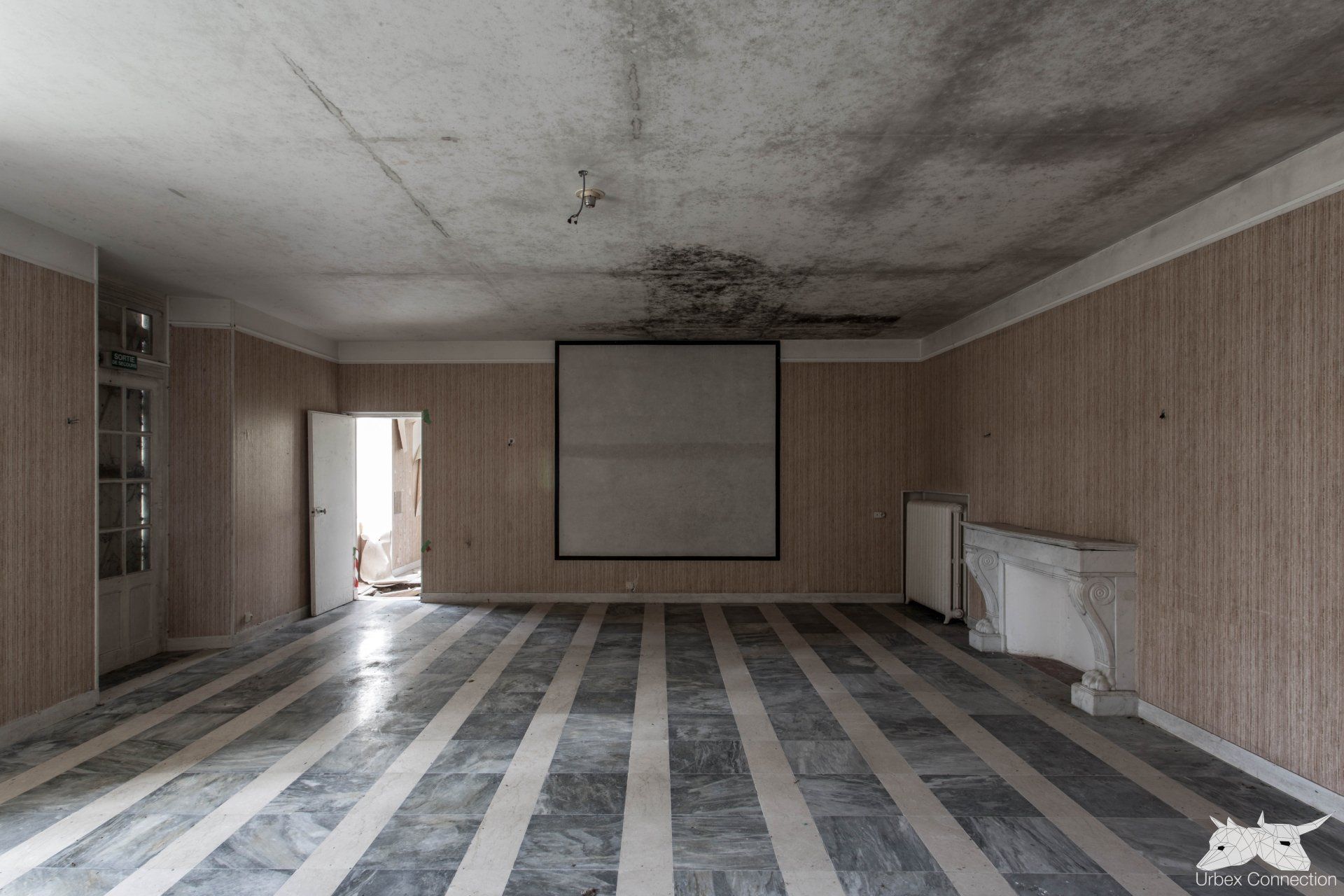 Intérieur du Château des Bocot, où les murs délabrés racontent l’histoire de ce lieu autrefois vivant.