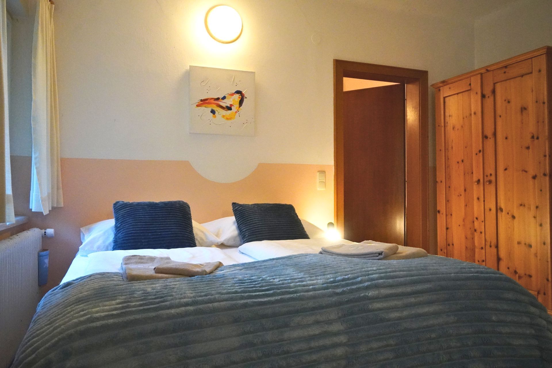 Appartement Katschberg, zicht op tweepersoonsbed en kledingkast