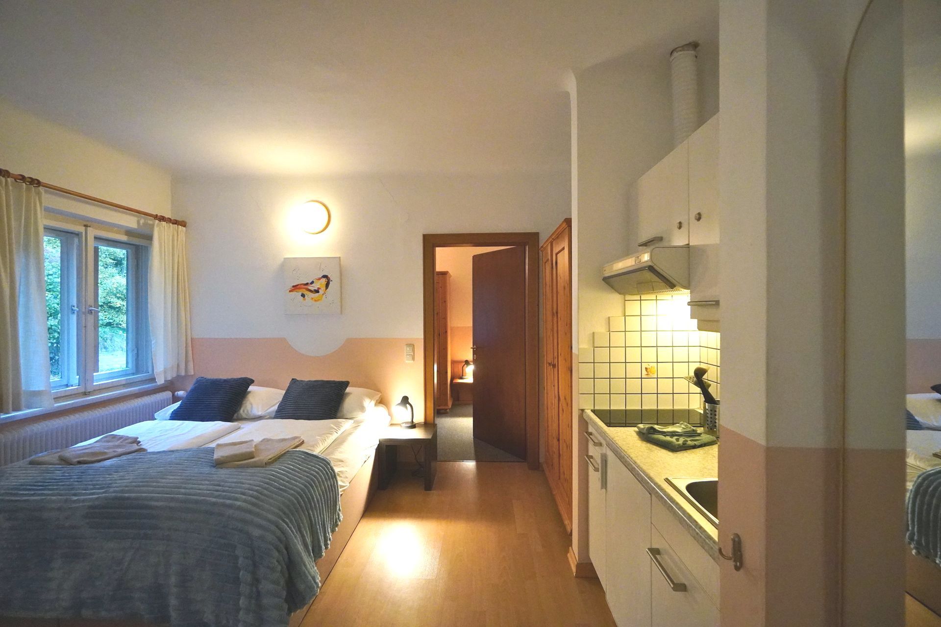 Appartement Katschberg - Blick ins Zimmer auf Doppelbett, Küchenzeile, Kleiderschrank