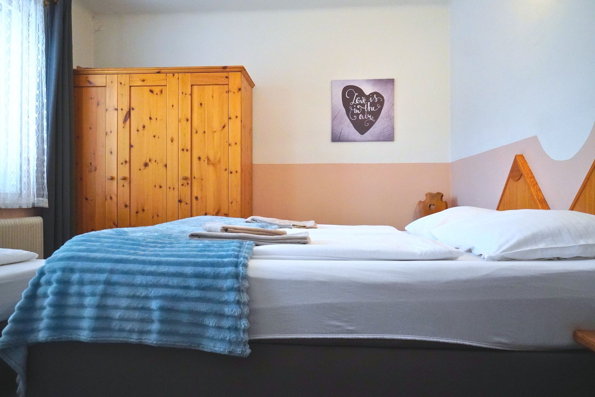 Appartement_Tschiernock, tweepersoonsbed, kledingkast, eenpersoonsbed