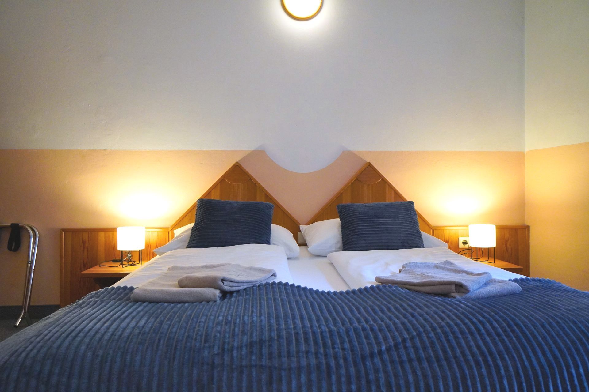 Appartement Hochalm, Doppelbett, Nachtkästchen, Nachttischlampe