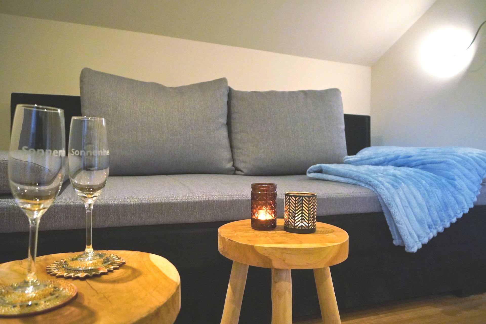 Mehr Zimmer ansehen Room No. 10 | Lieser, sofa bed not extended, 2 champagne glasses with engraving + tea lights