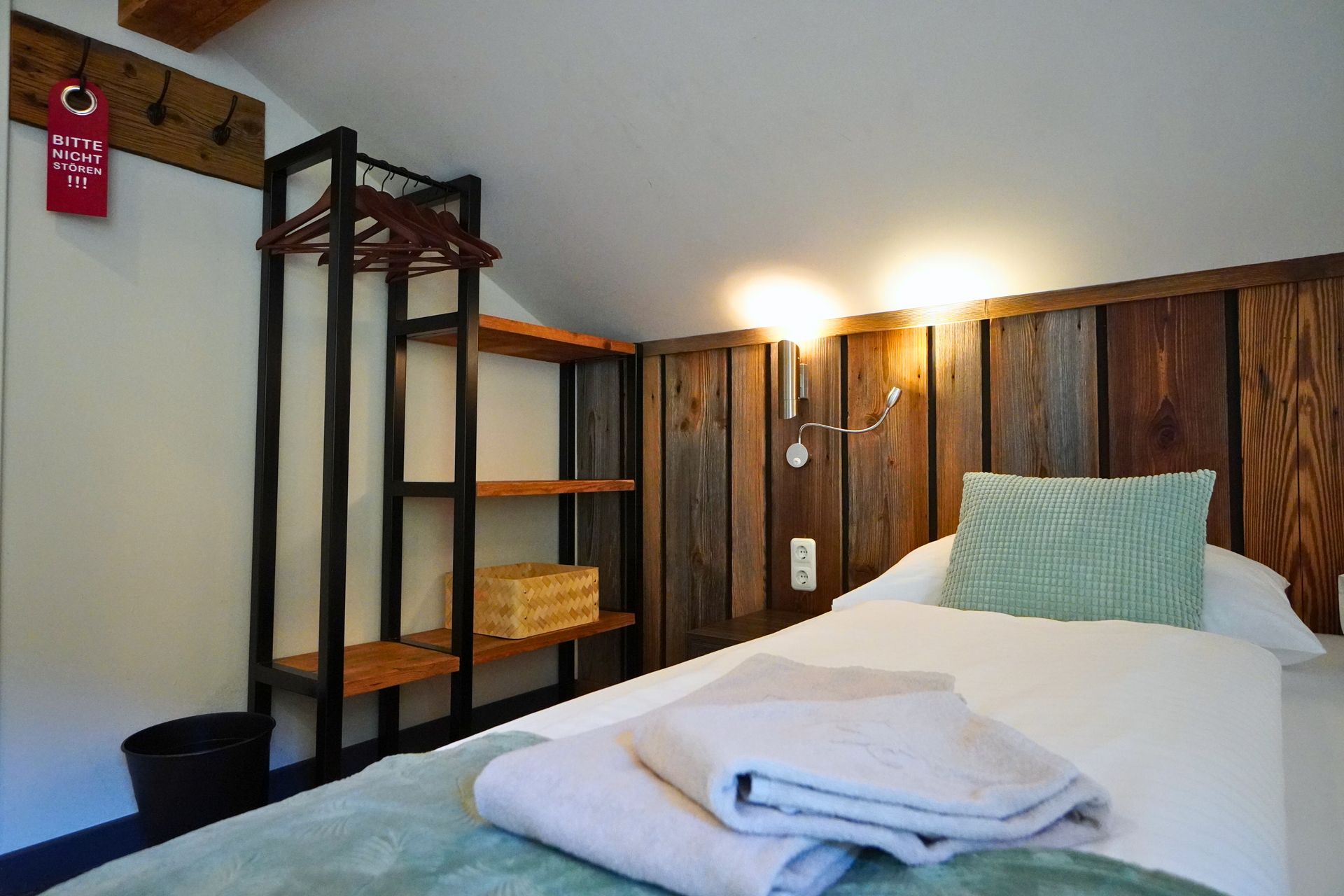 Mehr Zimmer ansehen Kamer nr. 6_Stoder tweepersoonsbed, open kledingkast