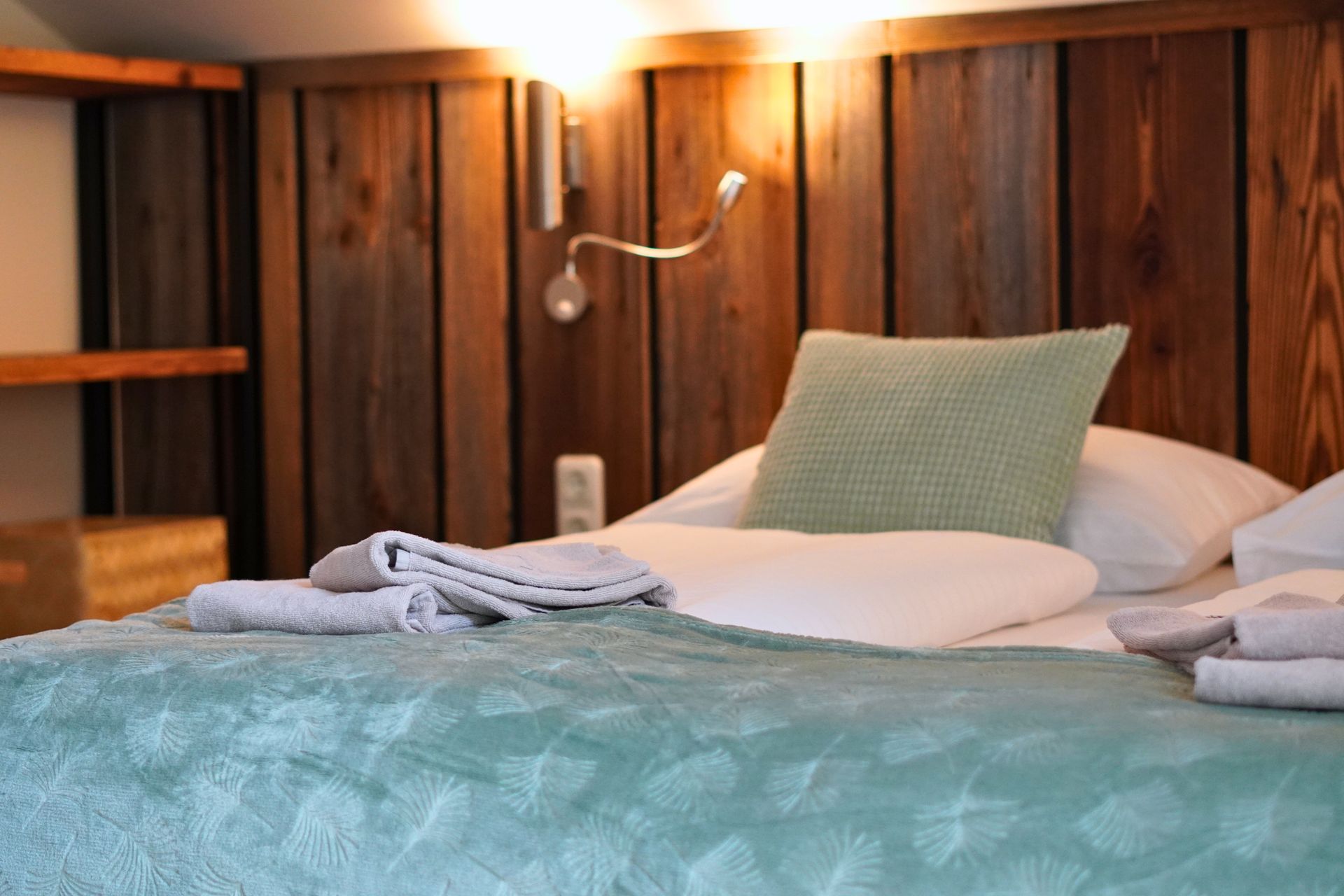 Mehr Zimmer ansehen Zimmer Nr. 6 | Stoder, Doppelbett, offener Kleiderschrank, Handtücher