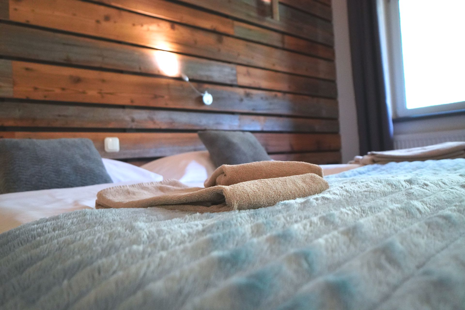 Zimmer Nr. 9 | Fallbach, Doppelbett mit Handtüchern