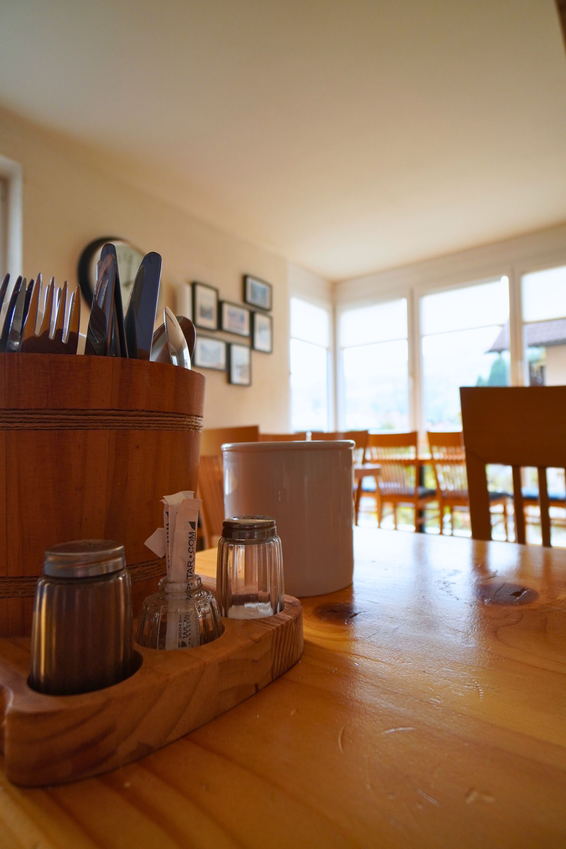 Speisesaal Ansicht vom Sitzplatz aus _ Pension Sonnenheim in Gmünd, Kärnten, Österreich