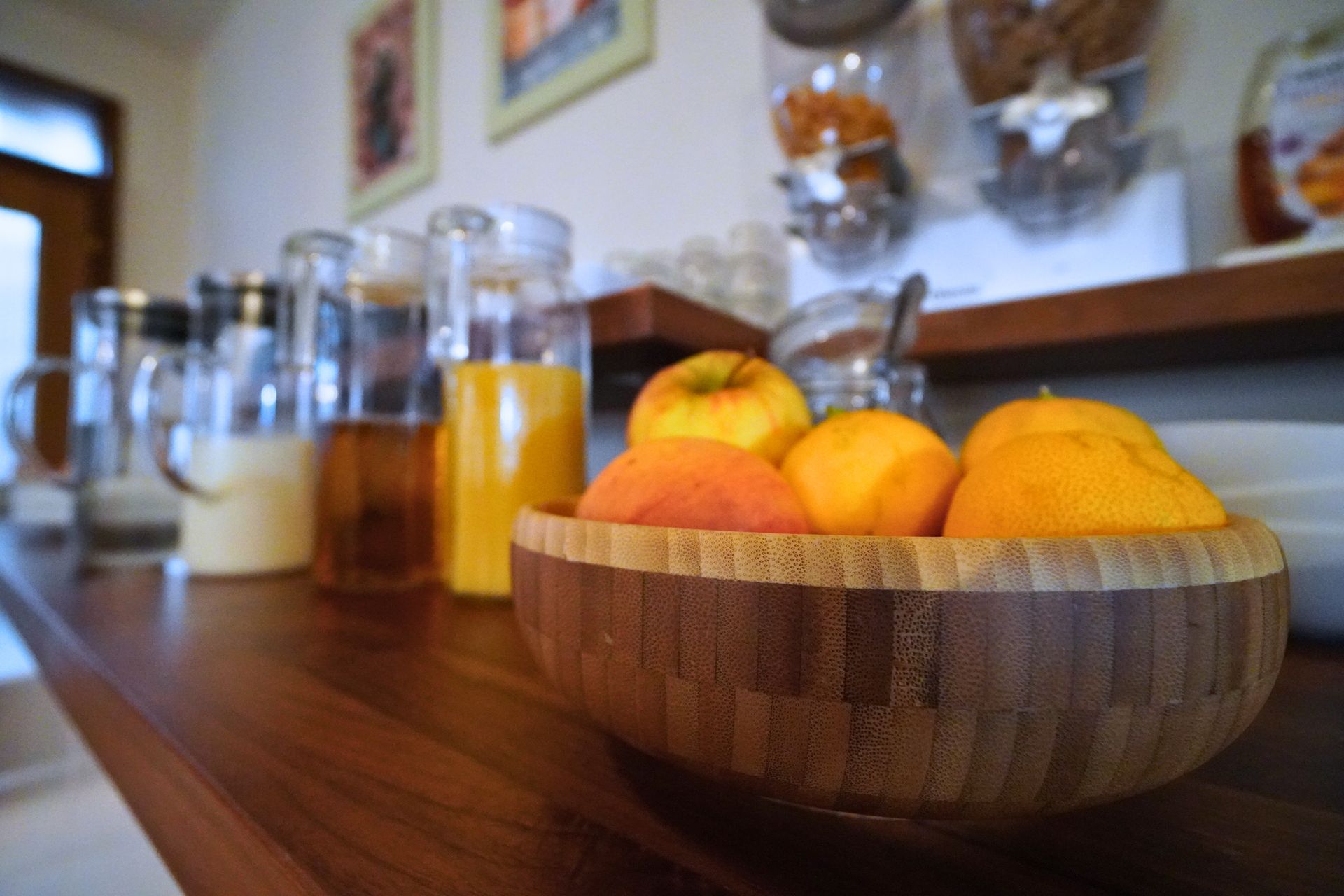 Frühstück Pension Sonnenheim, frische Säfte, frisches Obst, Müslisorten, Milch