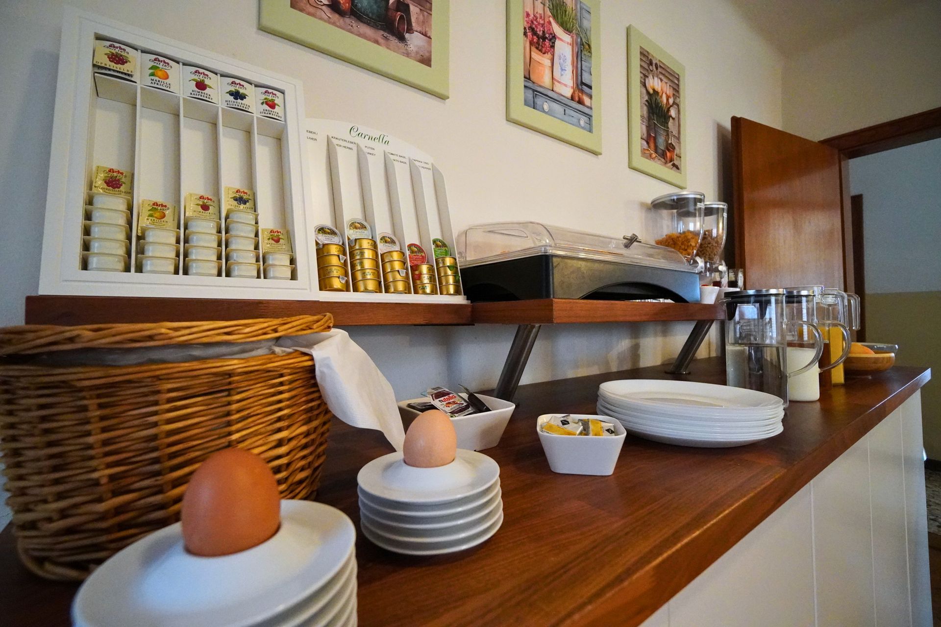 Frühstücksbuffet Pension Sonnenheim Gmünd in Kärnten, Österreich, weich gekochte Eier, Müsli, Aufstriche, Marmeladen, Honig