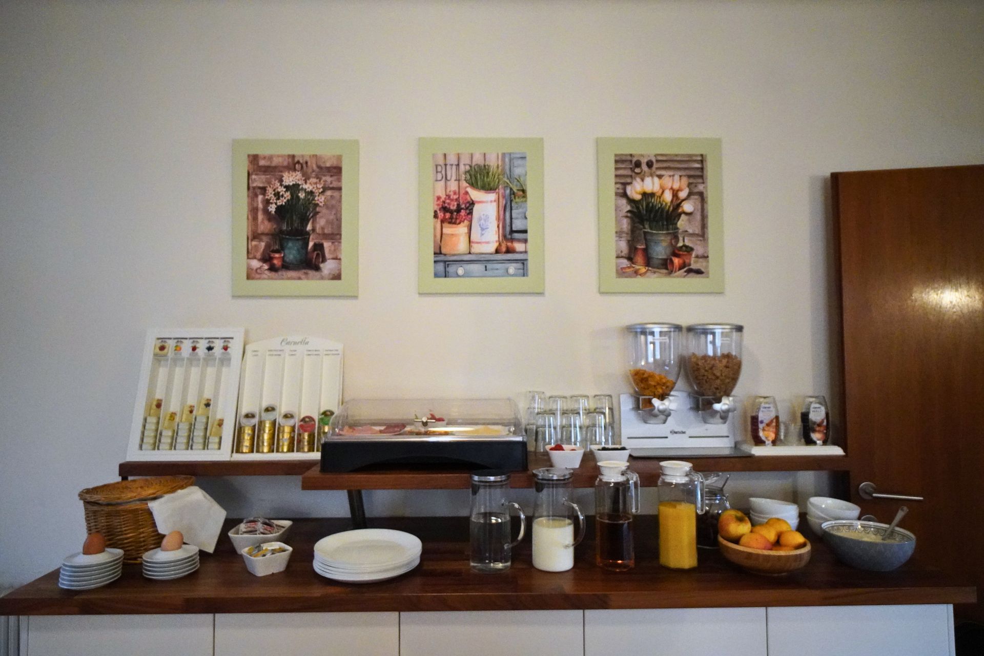Speisesaal- Frühstücksbuffet mit Eiern, Säfte, frischem Obst, Käseauswahl, Wurst, Müsli, Aufstriche, Marmeladen, Honig