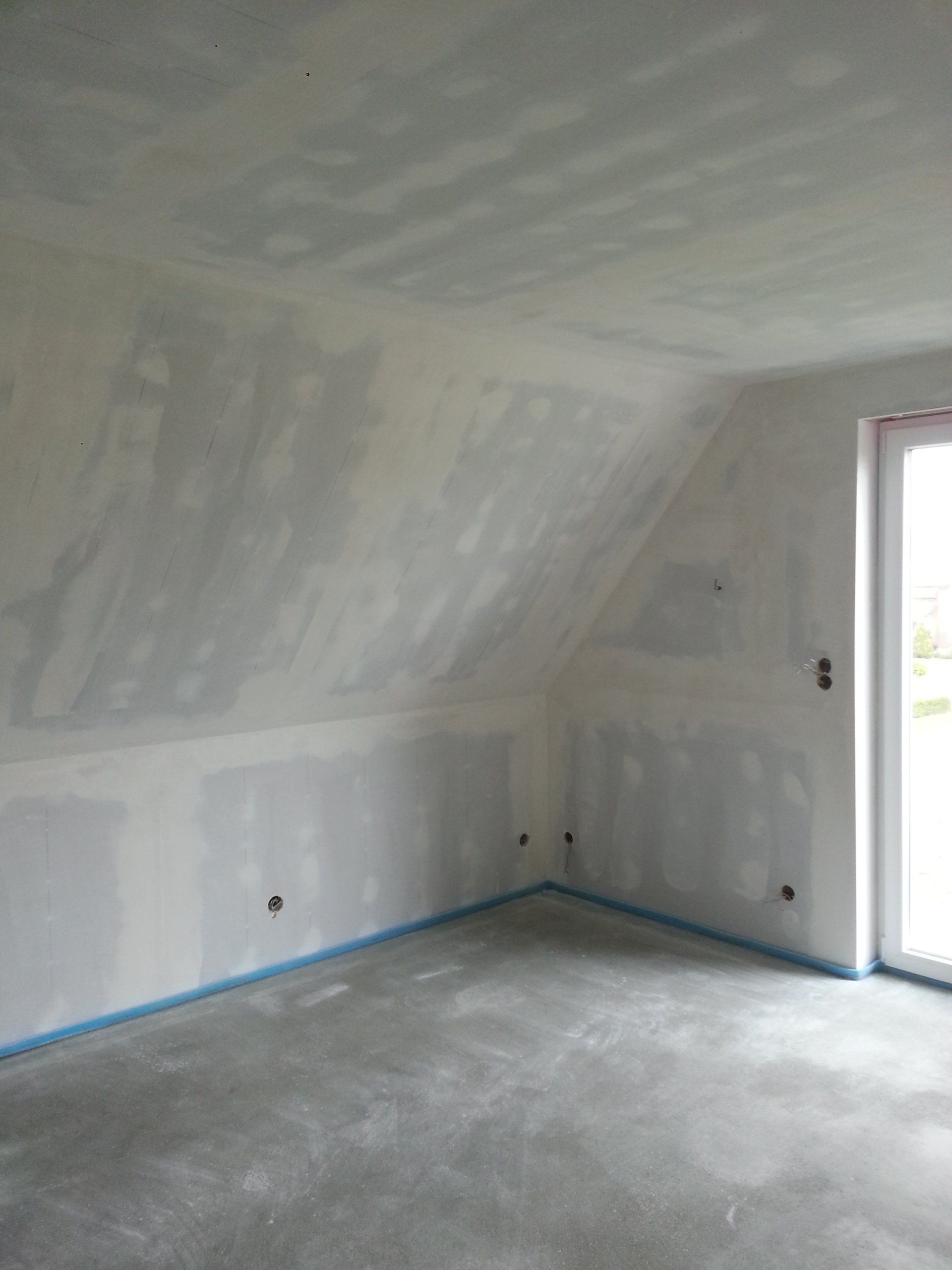 Dämmstreifen im Randbereich anbringen. Dachausbau mit Rigipswände