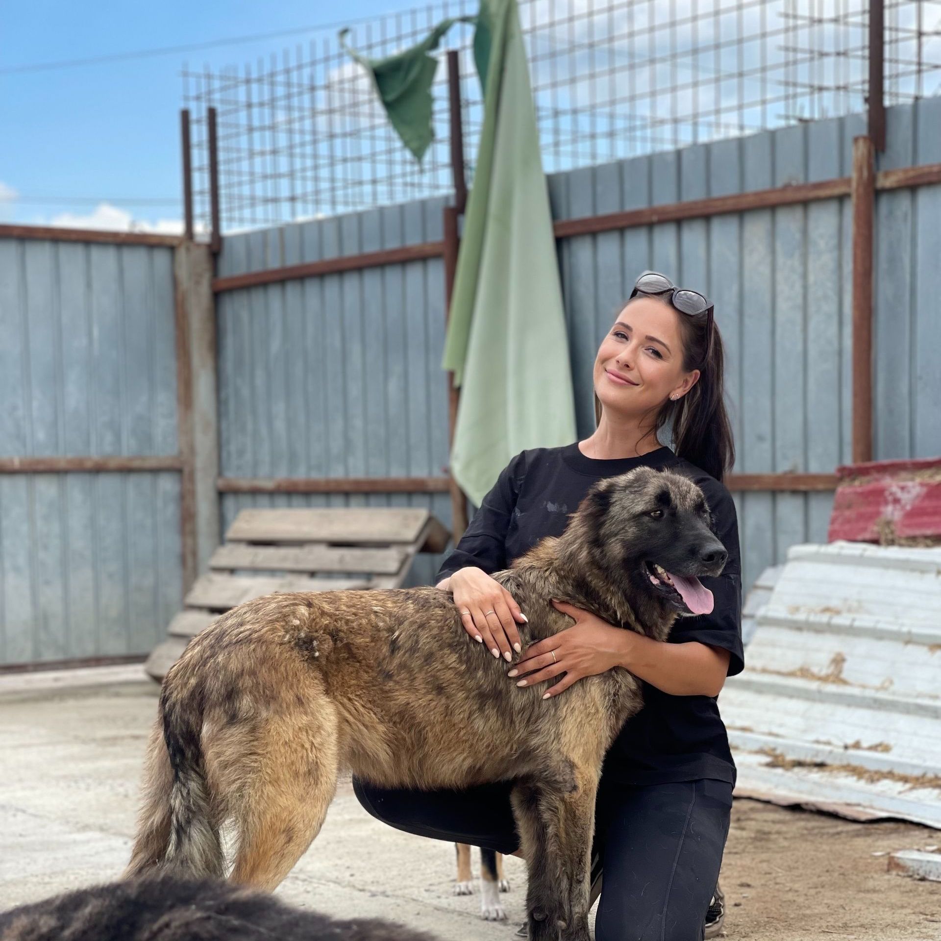 1. Vorstand Lena mit ihren Hunden Ava und Kaju 1. Vorstand resQdogs Lena Hofmann