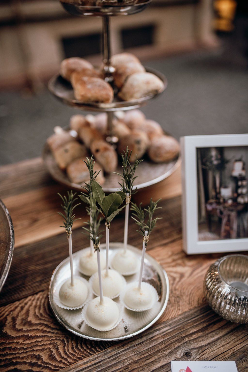 Closeup Sweet Table mit Donuts Hochzeitsdekoration Tischdeko Organic Boho