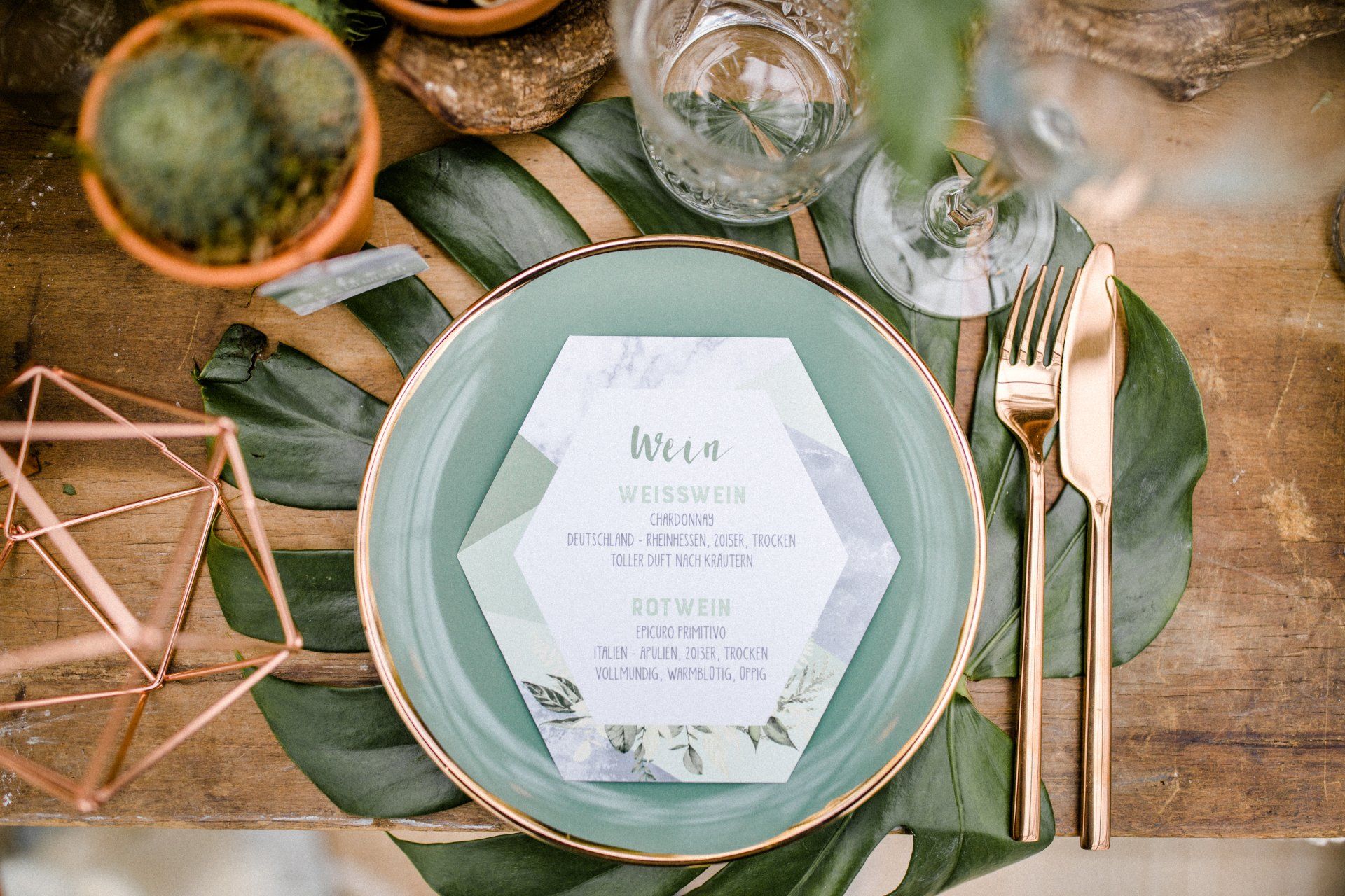 Besteck Teller Hochzeitsdeko Messer Gabel Gläser Blatt Platzkarte Tischplan Speisekarte Urban Greenery drumherum Eventgestaltung Blickfang