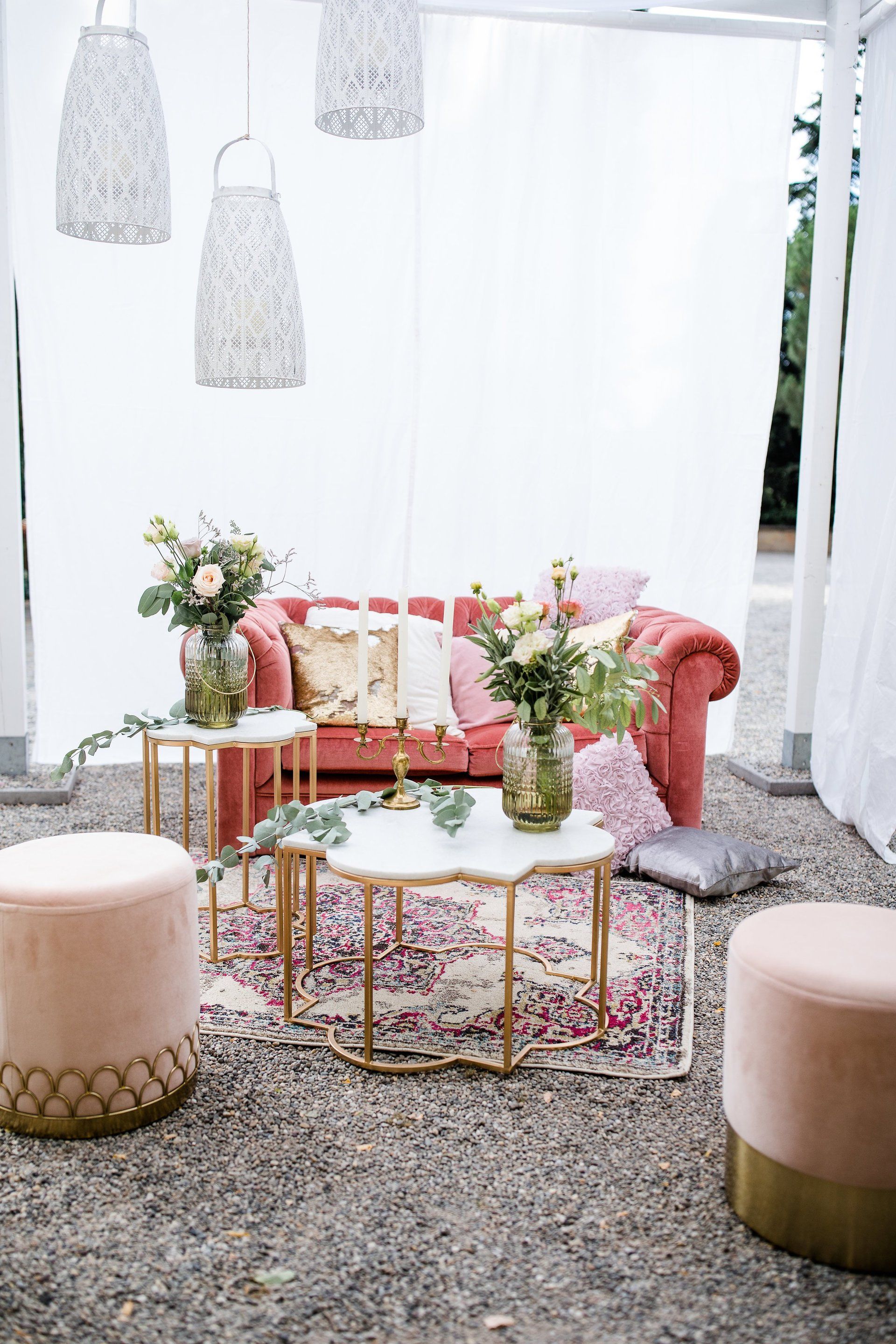 Blickfang Lounge für Outdoor Hochzeit im mediterranen Stil für unvergessliche Freie Trauung dekoriert von Profi drumherum Eventgestaltung