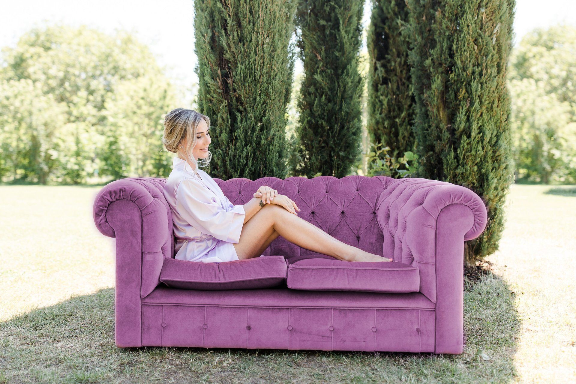 Violett Sofa Couch Weingut Mussler Bissersheim Wedding Bridalshot Outdoor Hochzeit