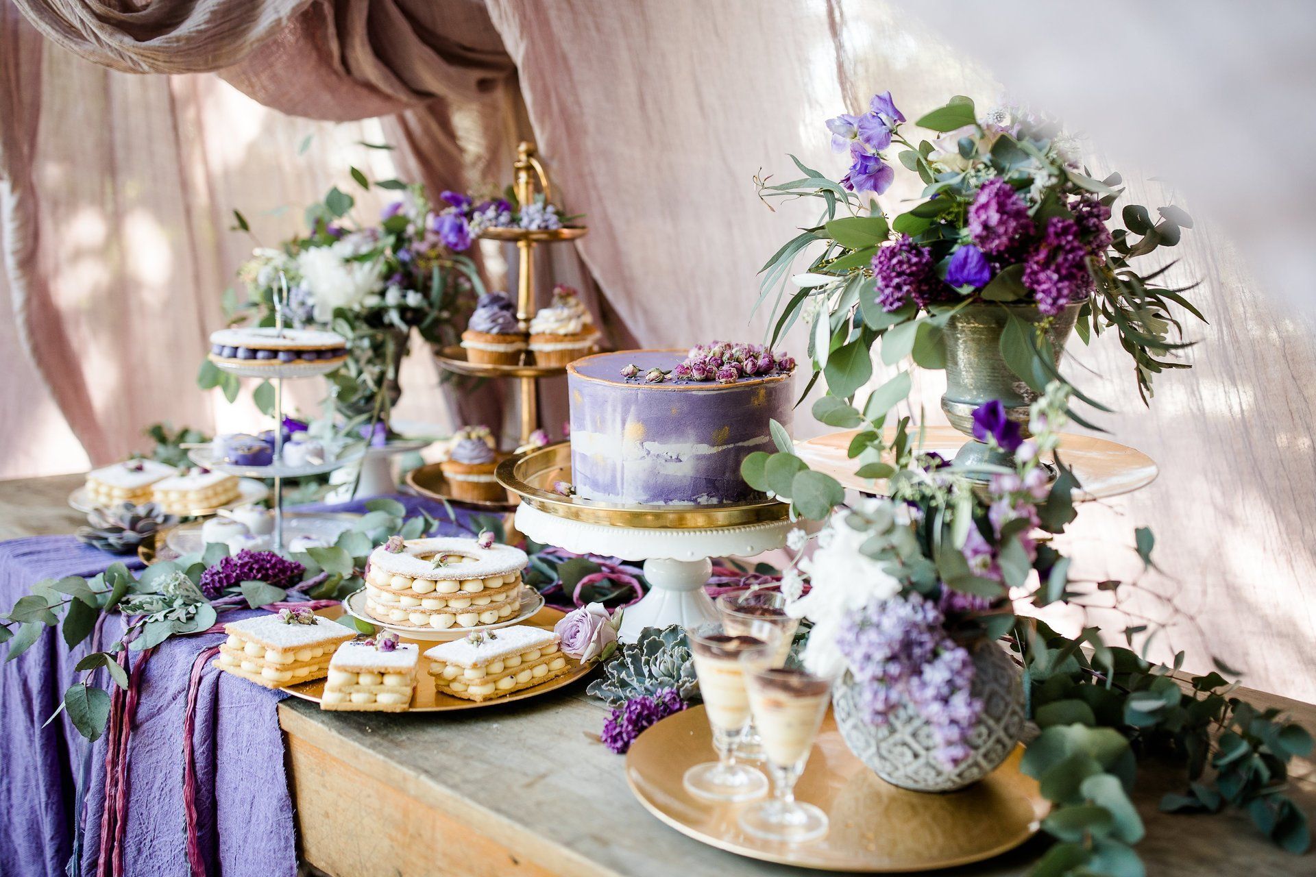 Tischdekoration mit Süßigkeiten Sweettable mit Cotton and Candy Süßkram bei Hochzeit
