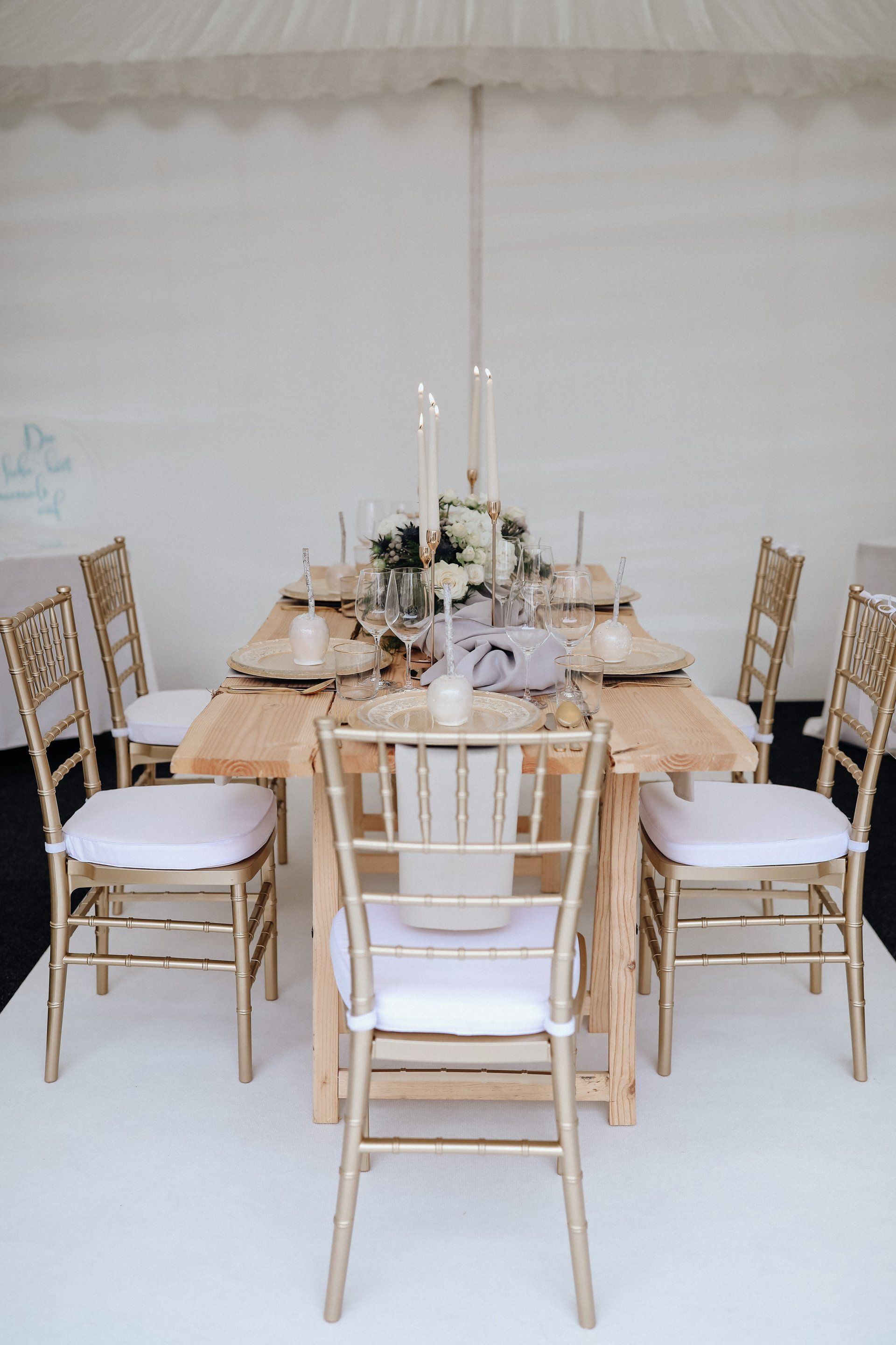 Liebevoll Eventdesign Hochzeitsdekoration Winterwelt Themendeko Embrace your Love Winterhochzeit