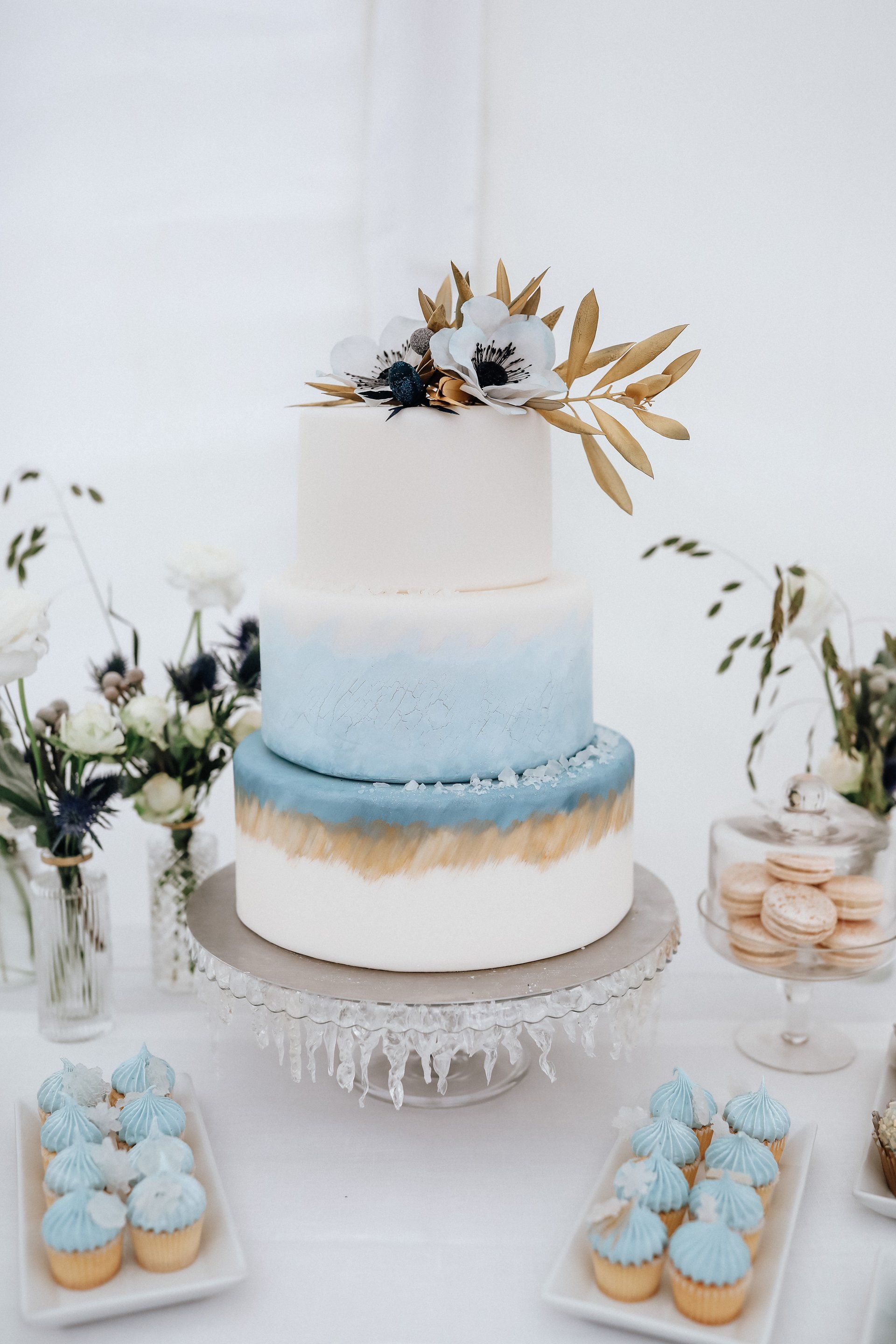 Hochzeitstorte Kuchen Winterhochzeit in Blau Natur Creme Farbe wunderschön lecker Kuchen Bauerbäcker Embrace your Love DasEvent