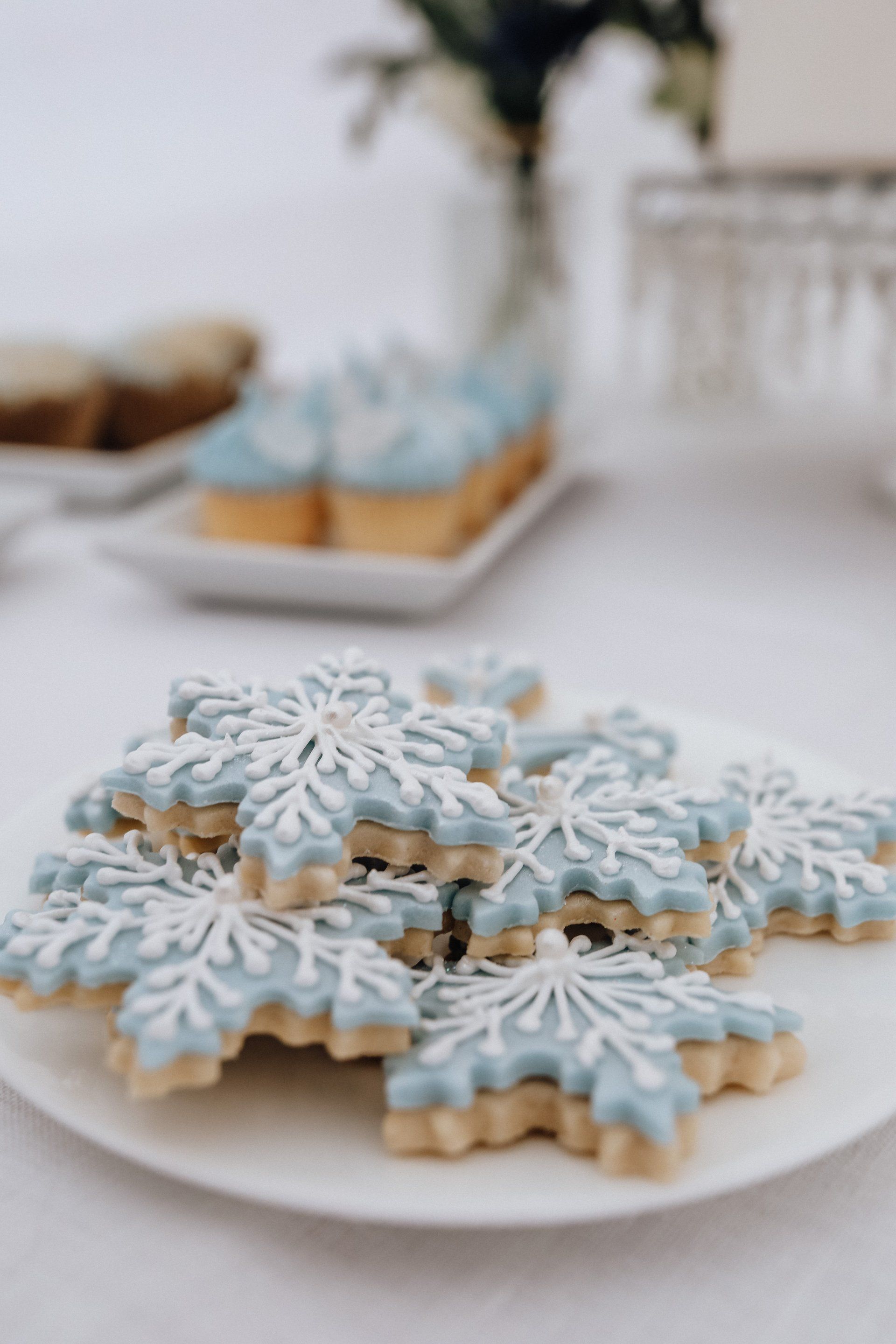 Schneeflocken Kekse passend zur Winterhochzeit Dekoration von drumherum Eventgestaltung professionelle Hochzeitsdekoration