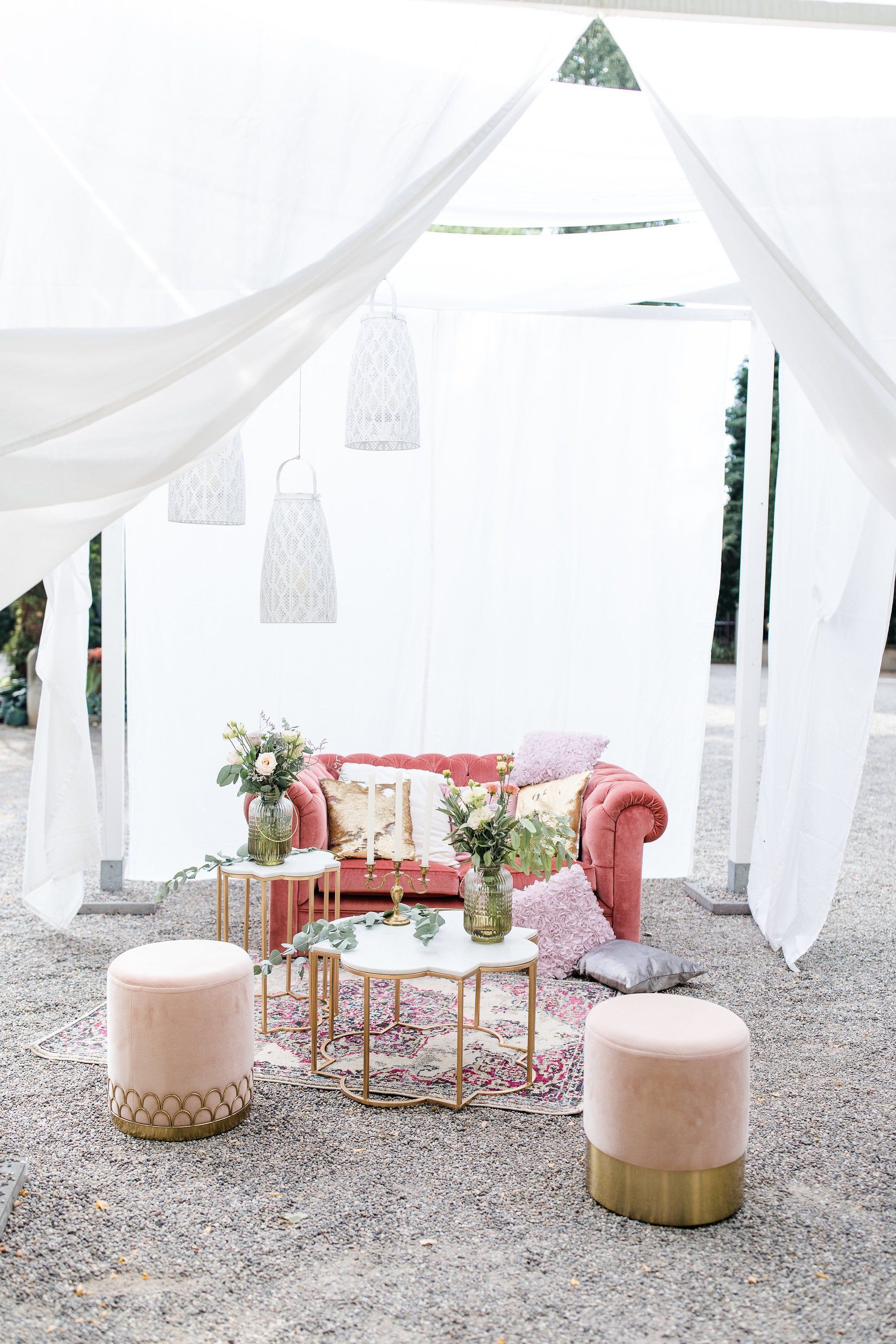 Outdoor Pavillion luftig Leicht für Hochzeit oder freie Trauung im freien mit Sofa Tisch Kerzen Kerzenleuchter Blumen Blumenvase Kissen im Mediterran Magic Style